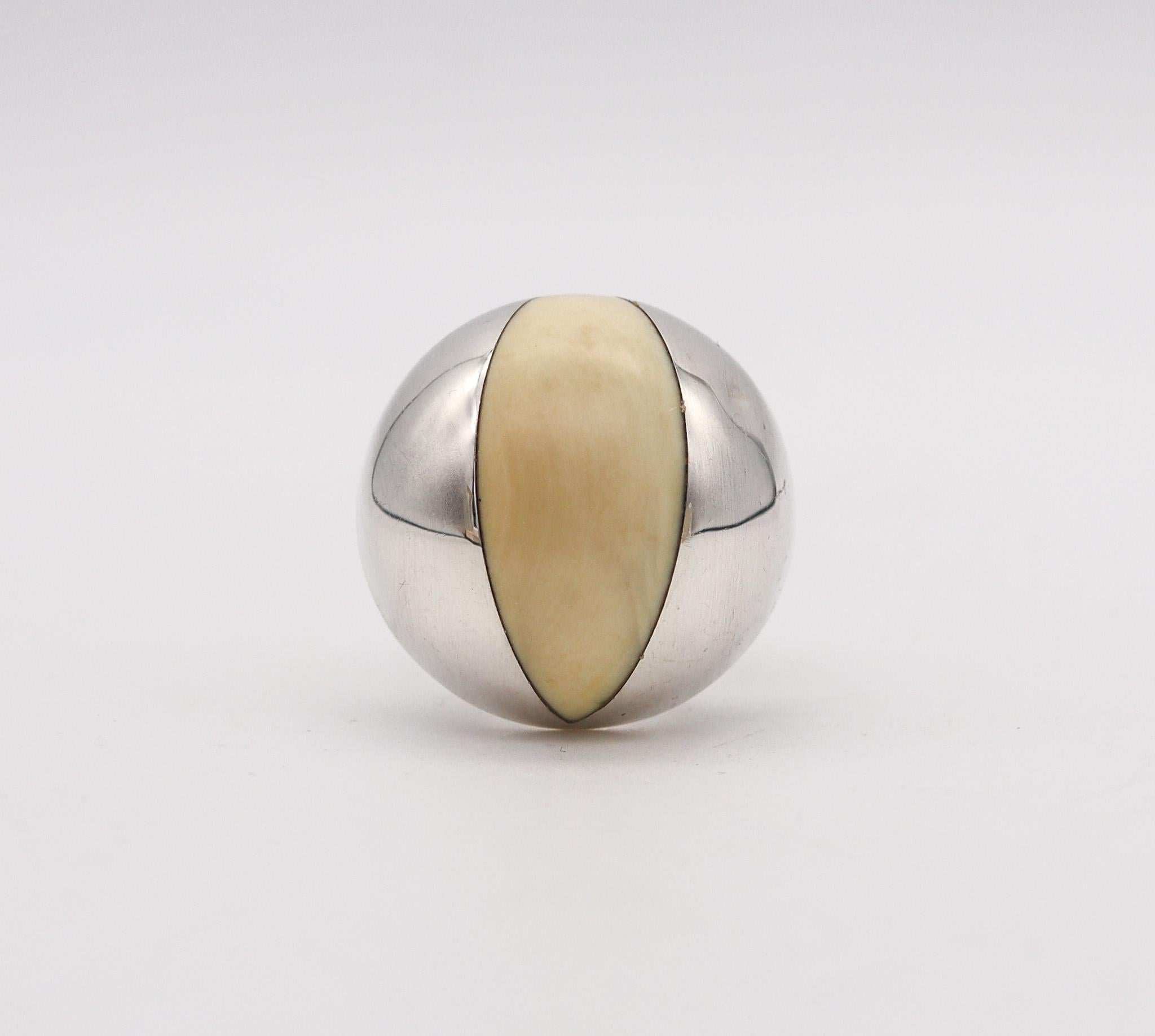 Modernist cocktail ring designed by Joaquin S'Paliu.

This ring is a wonderful example of the Spanish modernist jewelry from the 1970. The cocktail ring was created by the artist jeweler Joaquim S'Paliu in solid .925/.999 sterling silver with high