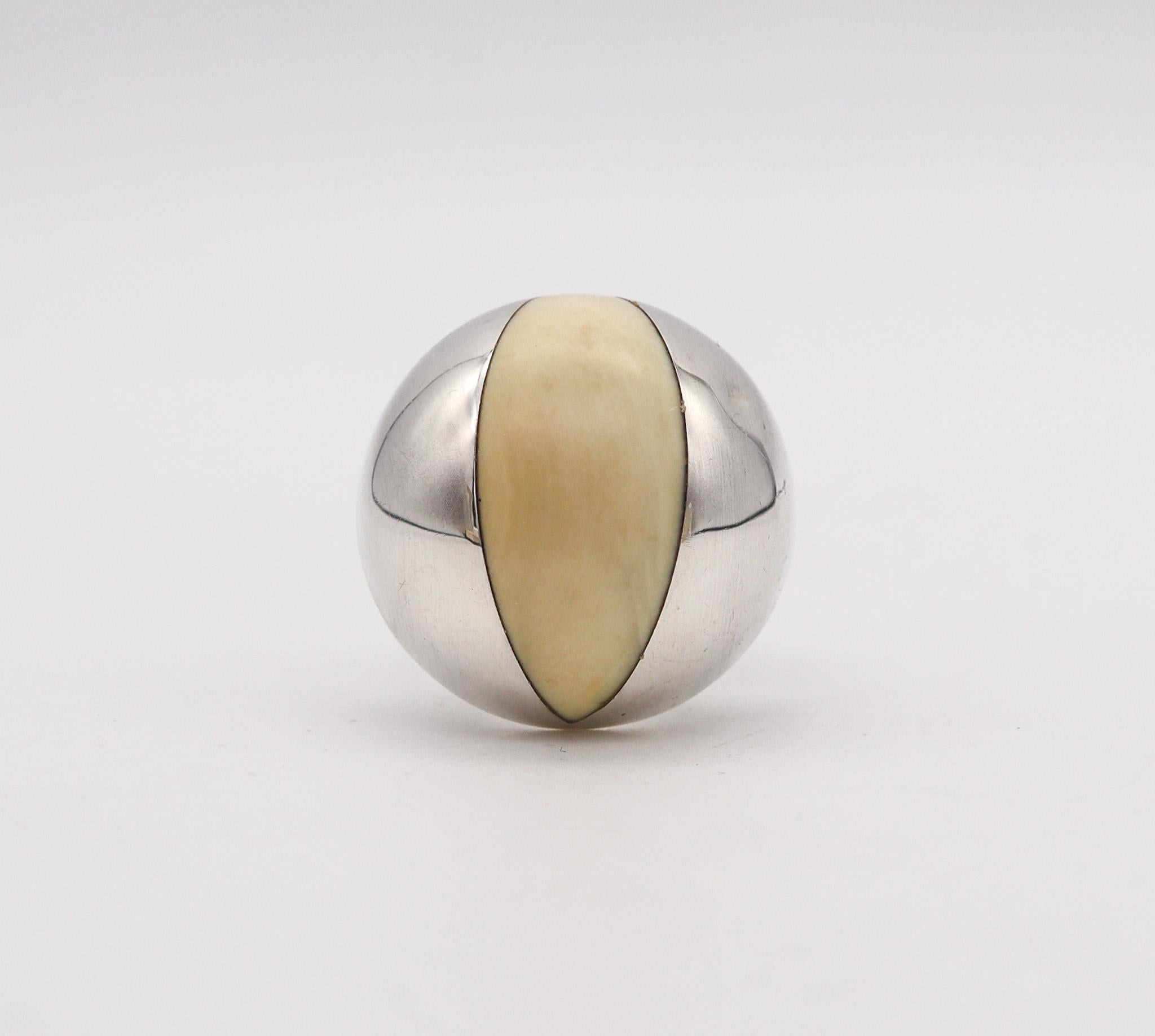 Bague de cocktail moderniste conçue par Joaquin S'Paliu.

Cette bague est un merveilleux exemple de la joaillerie moderniste espagnole des années 1970. La bague de cocktail a été créée par l'artiste joaillier Joaquim S'Paliu en argent massif