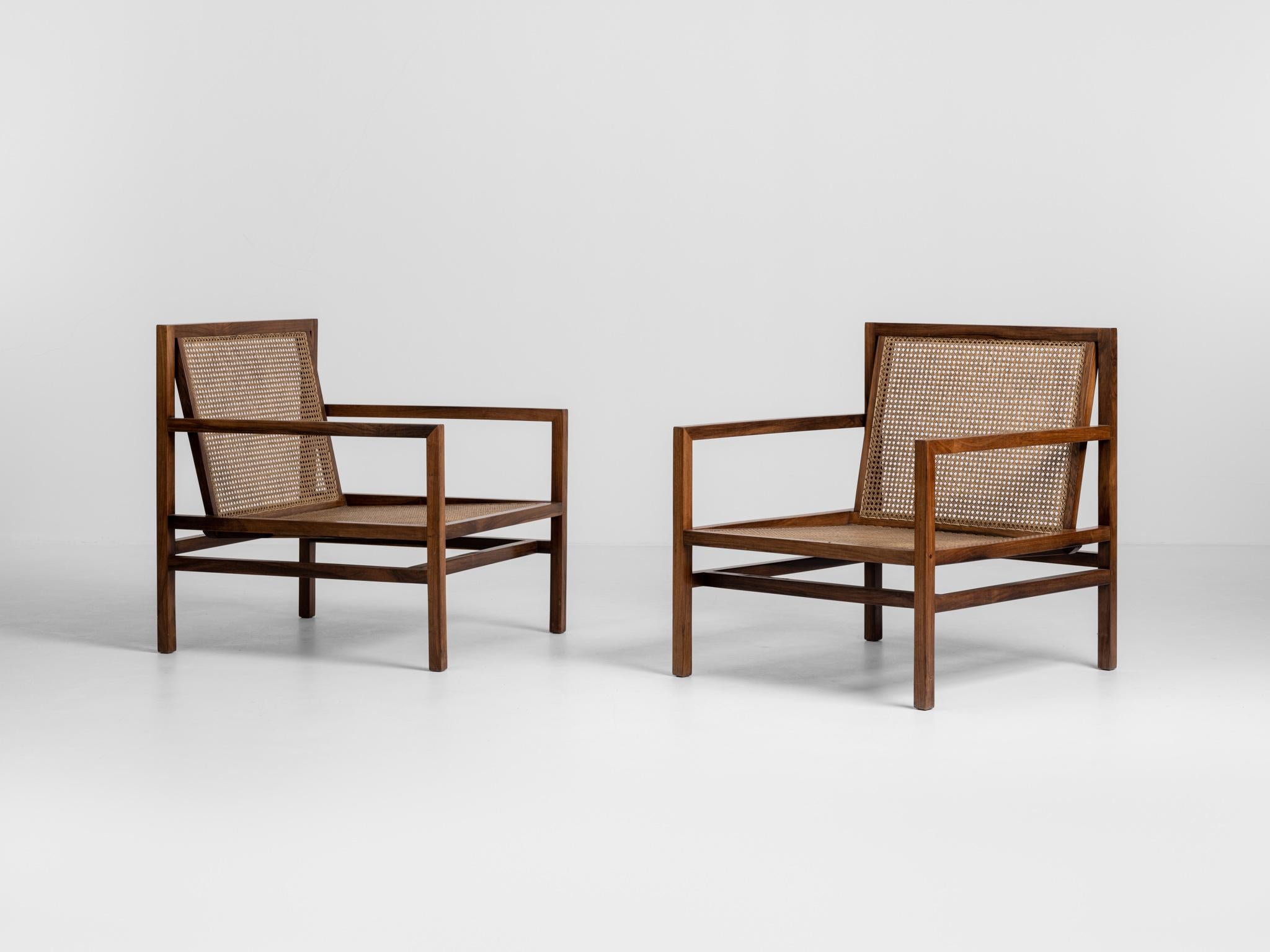 Paire de chaises longues modernes brésiliennes conçues par Joachim Tenreiro. Les structures des chaises sont en palissandre massif avec des sièges et des dossiers en cannage.

Joaquim Tenreiro (1906-1992) est connu comme le 