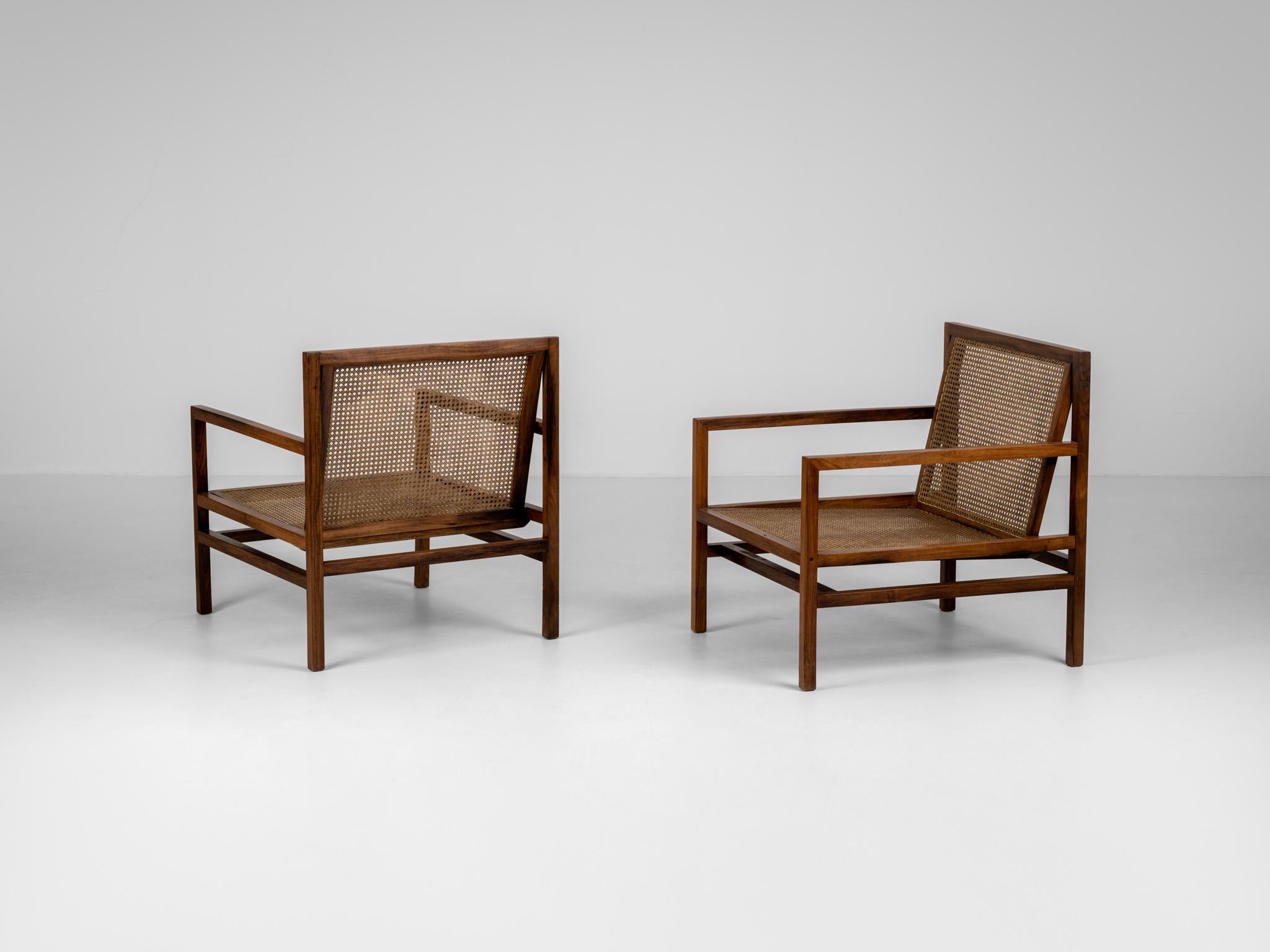 Brésilien Fauteuil en rotin et palissandre de Joaquim Tenreiro, vers 1958 en vente