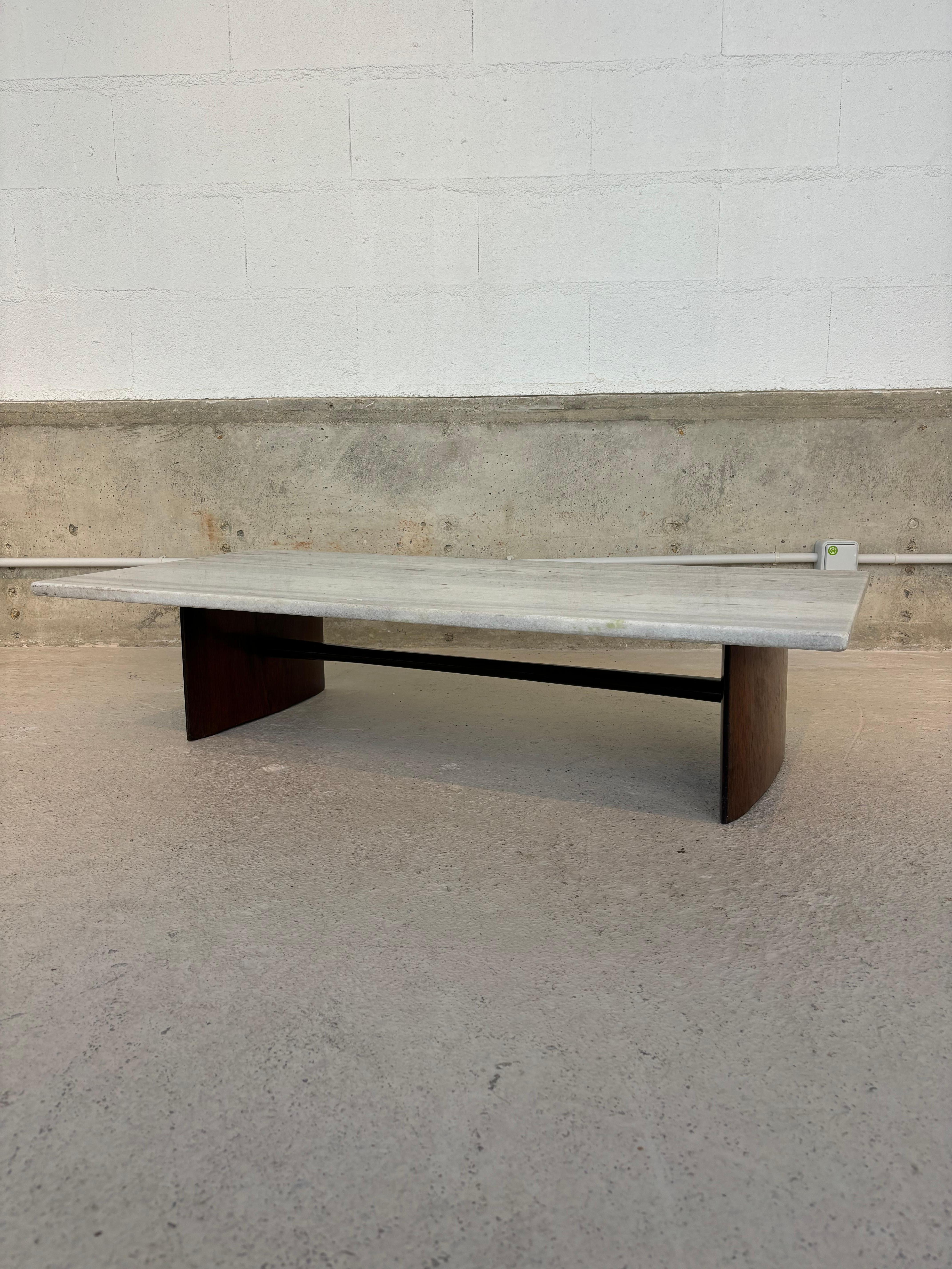Très jolie table basse de Be.Jolie à piétement d'aile d'avion et traverse fuselée. 
Le bois utilisé est de l'imbuia et le plateau est en marbre. 

C'est une table de 1950. 

Les mesures sont : 

Longueur : 110 cm
Largeur : 55 cm
Hauteur : 25 cm



