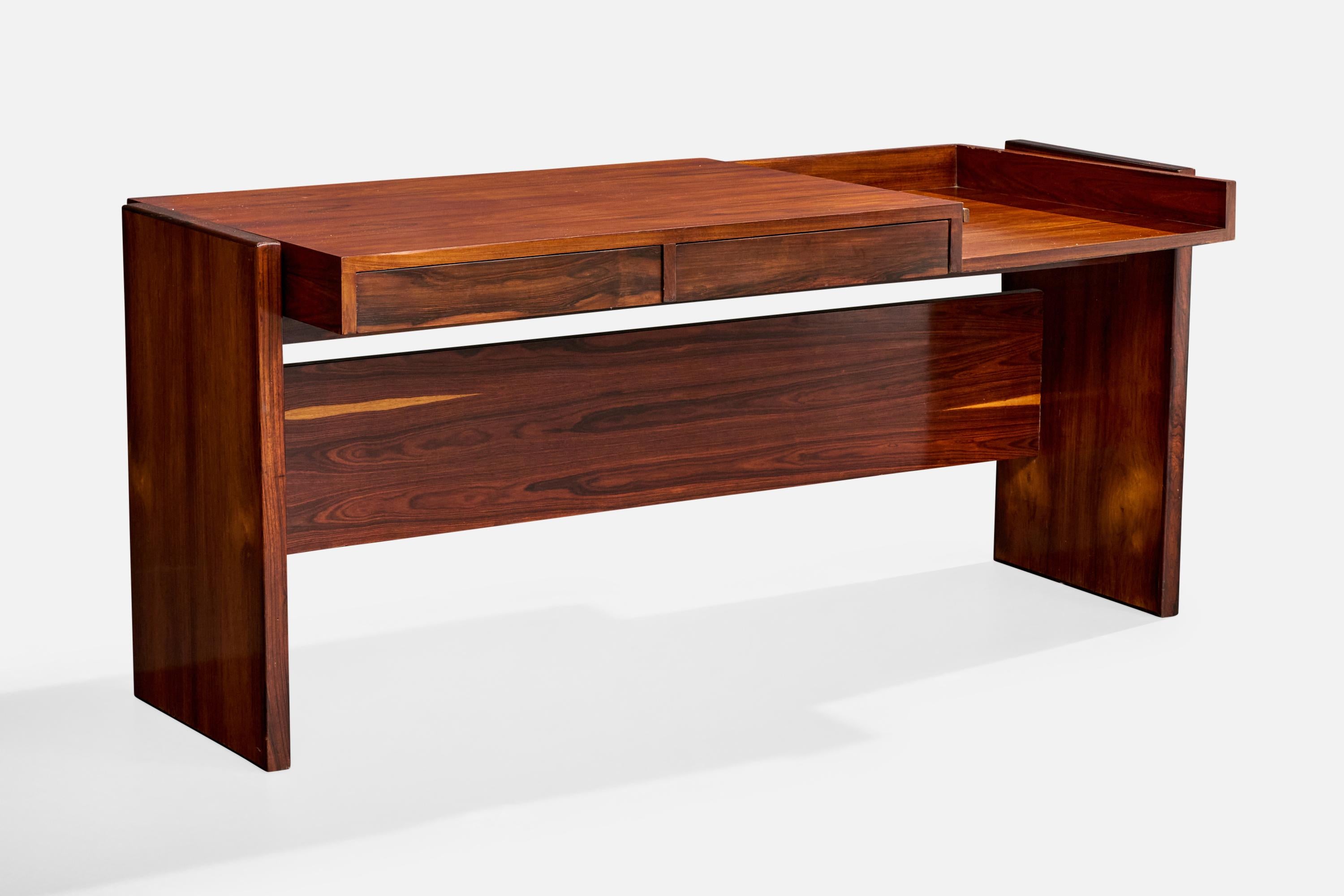Scrivania in legno di palissandro disegnata da Joaquim Tenreiro, Brasile, anni '60.

Progettato e prodotto per Bloch Editores S.A. Edificio, Rio De Janeiro, Brasile.

Dimensioni complessive (pollici): 28,75 