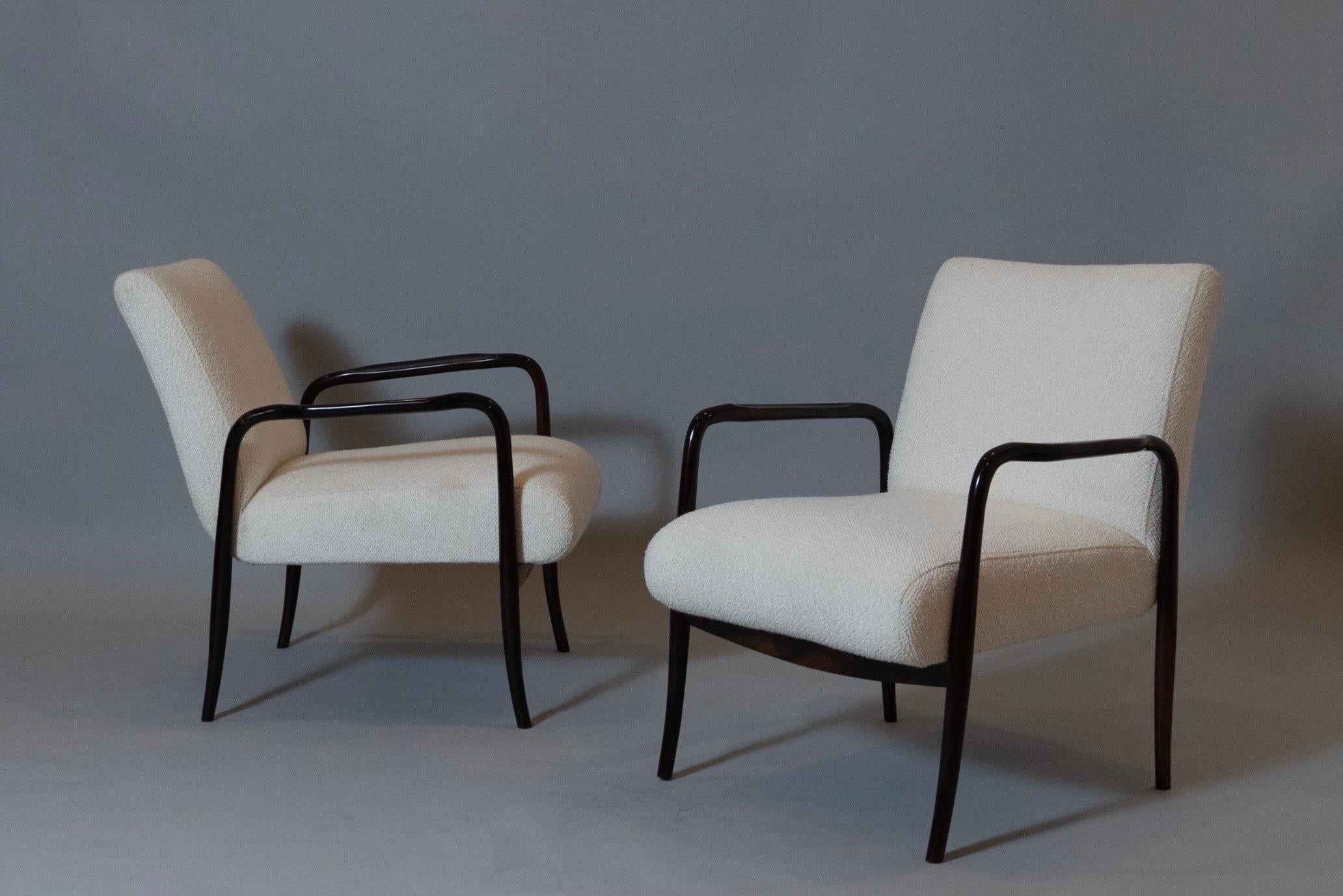 Joaquim Tenreiro (1906 - 1992) 

A stunning pair of armchairs of exceptional lightness and elegance, in jacaranda, by pioneer of Brazilian modernism Joaquim Tenreiro. With their slim profile and beautifully carved, curved, and indented frames, these