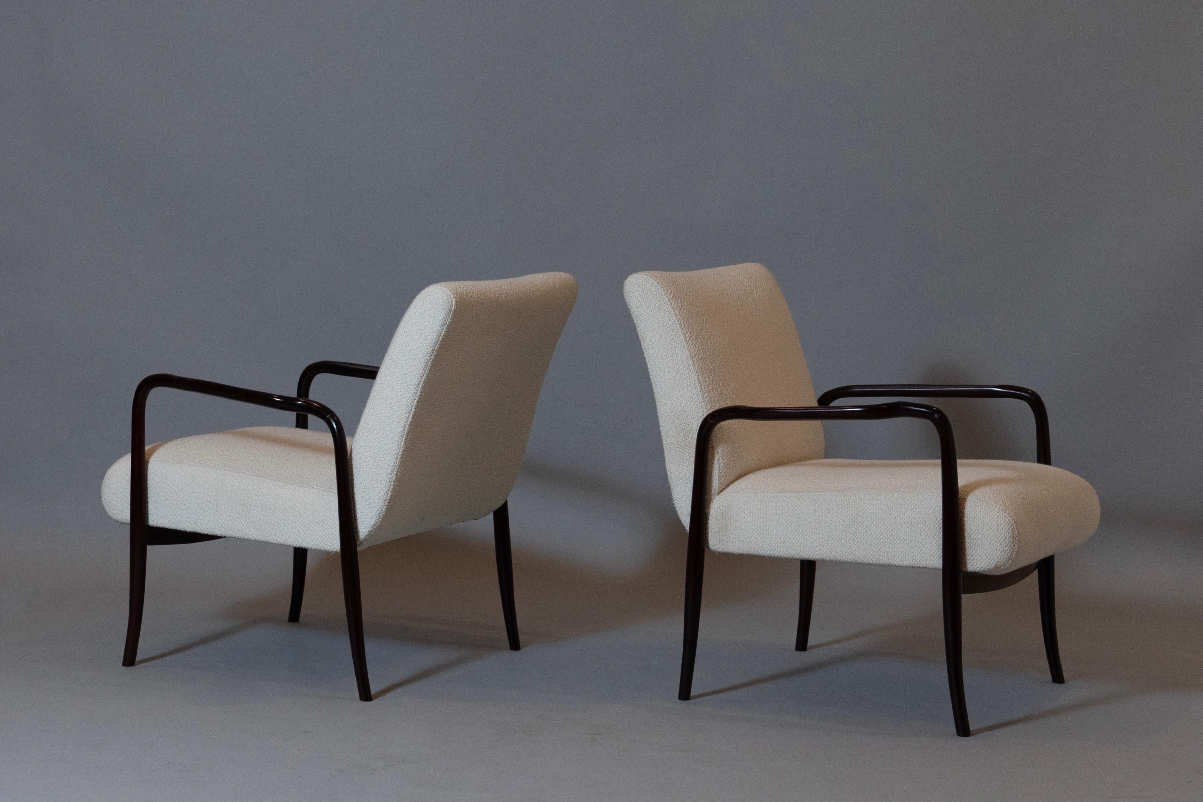 Joaquim Tenreiro : Exceptionnelle paire de fauteuils en jacaranda, Brésil, années 1940 Bon état - En vente à New York, NY
