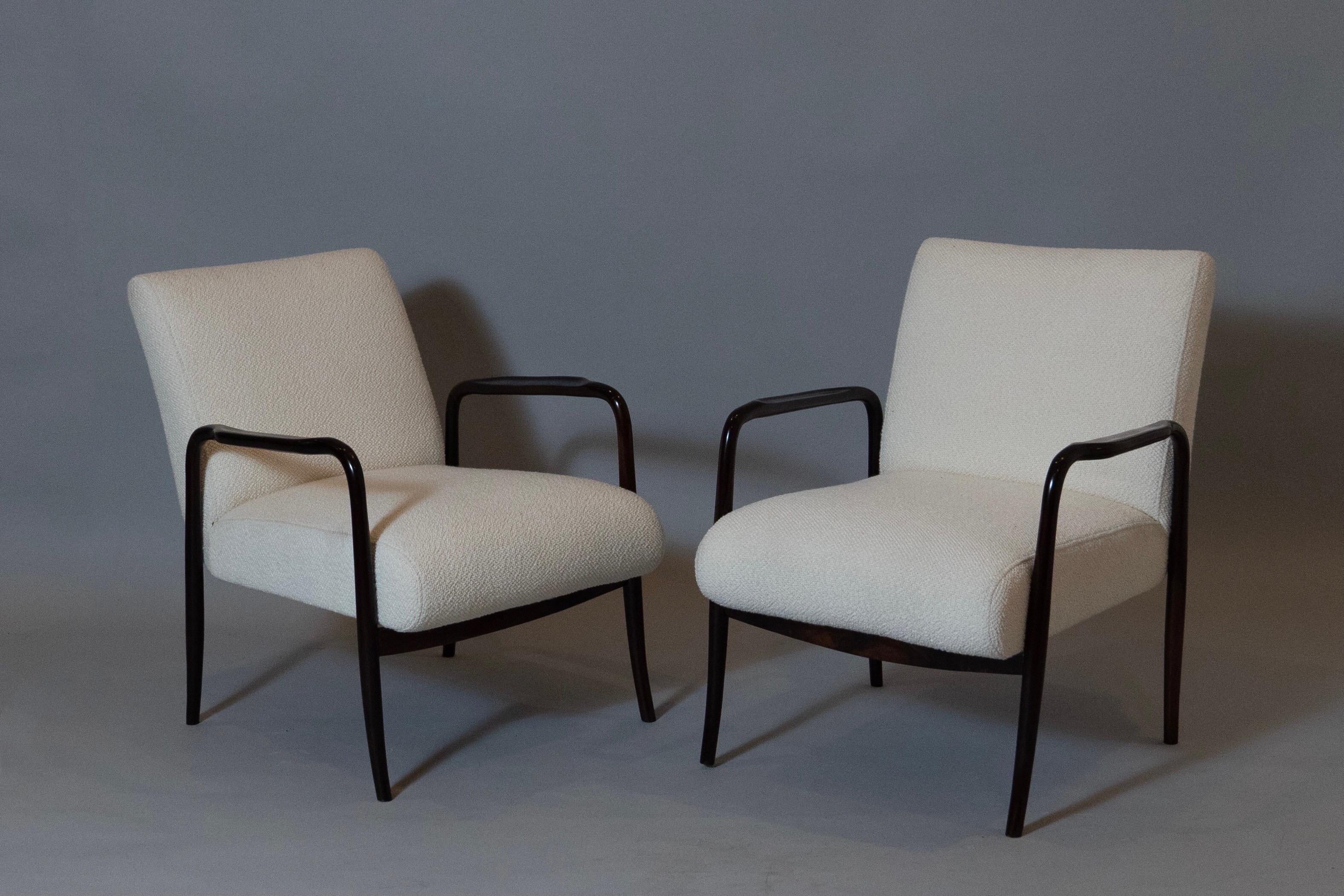 Milieu du XXe siècle Joaquim Tenreiro : Exceptionnelle paire de fauteuils en jacaranda, Brésil, années 1940 en vente