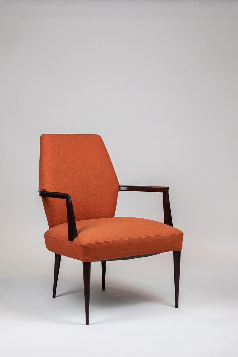 Pair of armchairs realized in Pau Marfim ebenisé and cotton fabric of coral color. The backrest is hexagonal, the armrests curved and the legs tapered cylindrical section.
The quality of the design, the softness of the lines and the great attention