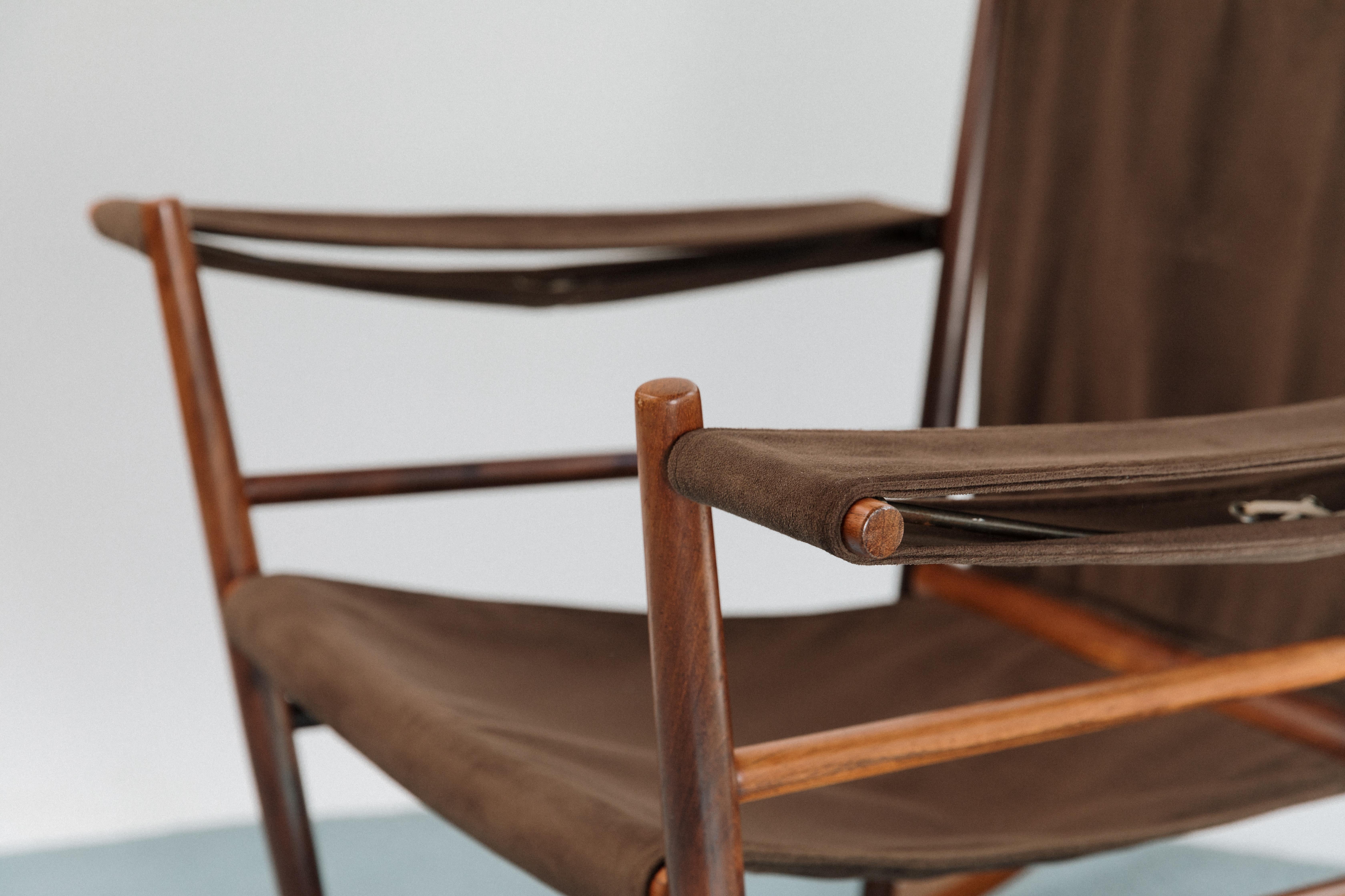 Joaquim Tenreiro Iconic Rocking Chair in Solid Rosewood In Good Condition For Sale In Sao Paulo, BR