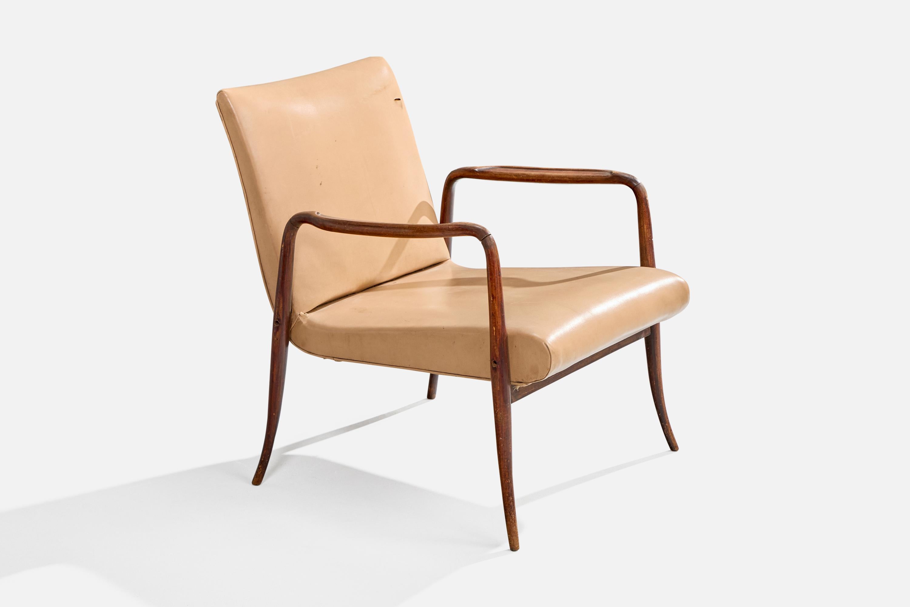 Sillón de salón de madera teñida de oscuro y polipiel beige, modelo Leve, diseñado por Joaquim Tenreiro en 1942, fabricado c. 1950, Brasil.

Ligeras manchas en el cuero y un desgarrón en la parte superior derecha del respaldo. Idealmente