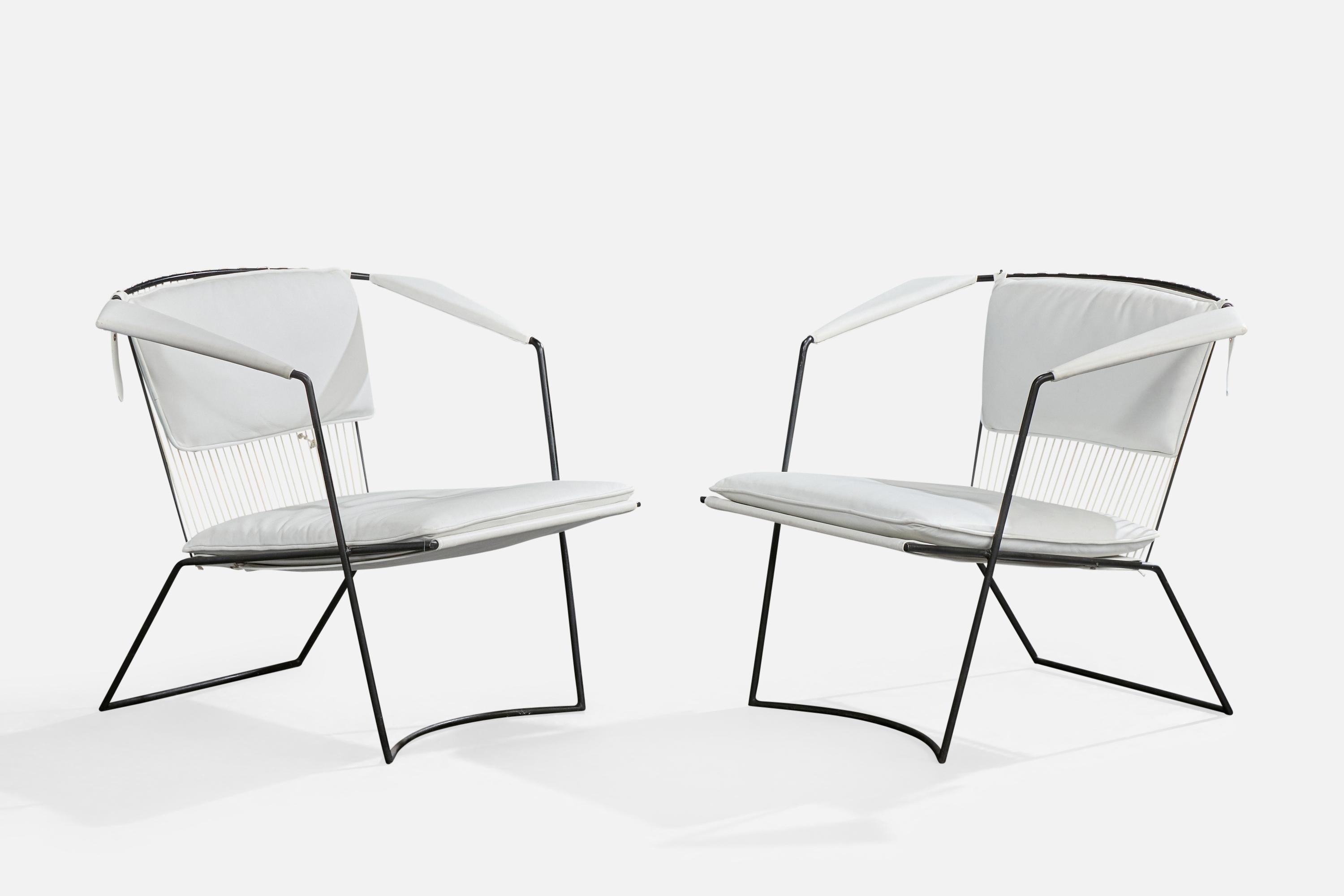 Ein Paar Loungesessel aus schwarz lackiertem Eisen, weißem Vinyl und Stoffkordeln, entworfen von Joaquim Tenreiro und hergestellt von Langenbach & Tenreiro, Brasilien, ca. 1950er Jahre.

Möglicherweise wurde er irgendwann in der Vergangenheit neu