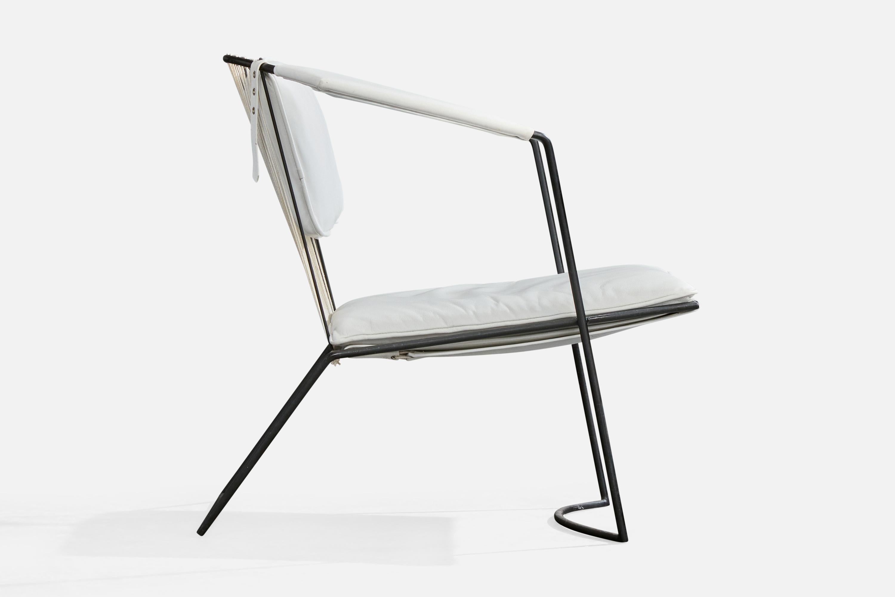 Joaquim Tenreiro, Lounge-Stühle, Eisen, Vinyl, Corde, Brasilien, 1950er Jahre (Kunstleder) im Angebot