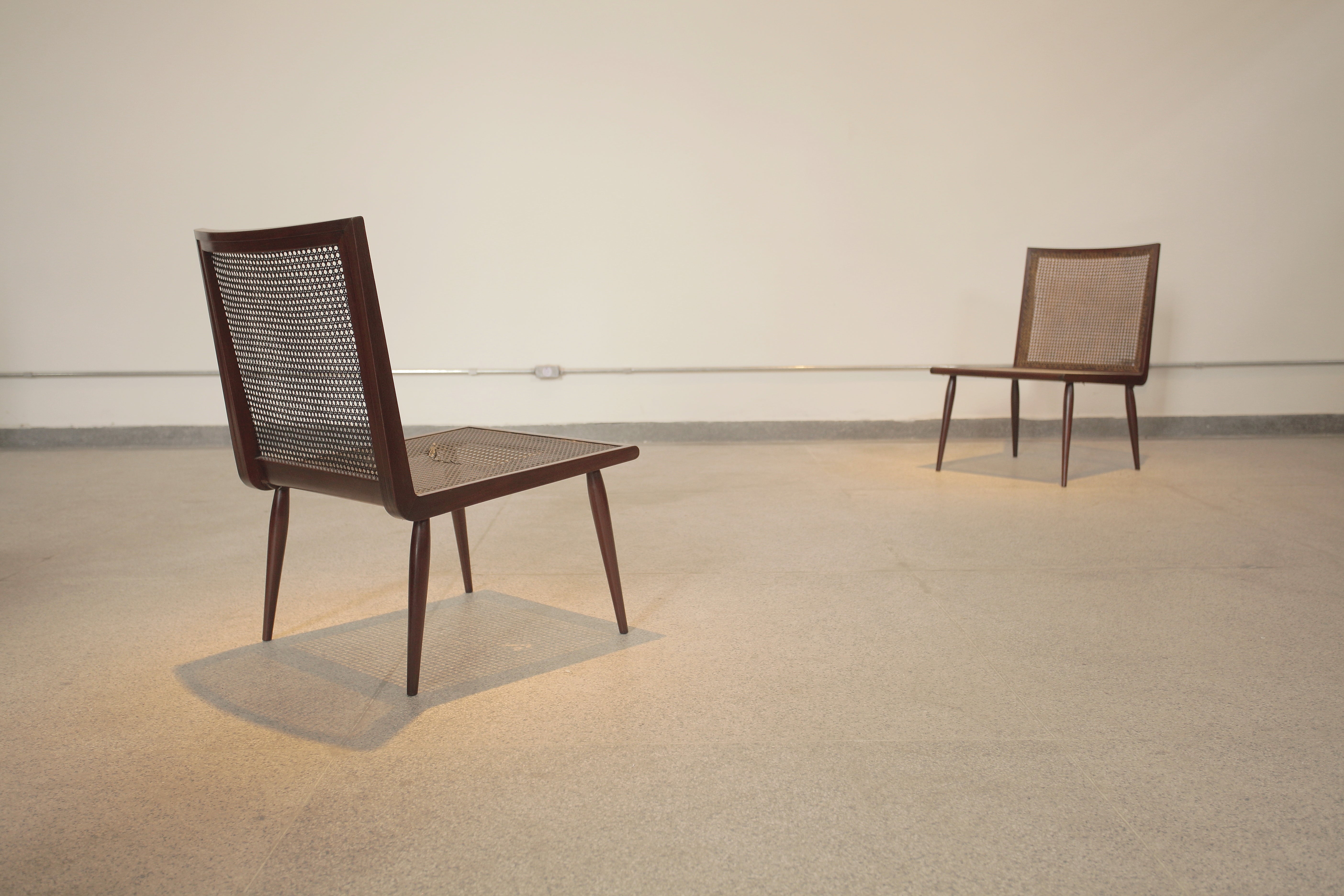 Known for his care and incomparable skill in woodworking, Joaquim Tenreiro presents in each piece of his authorship a remarkable balance and lightness. It is no different with the low chair: a piece of sophisticated simplicity perfect for collectors