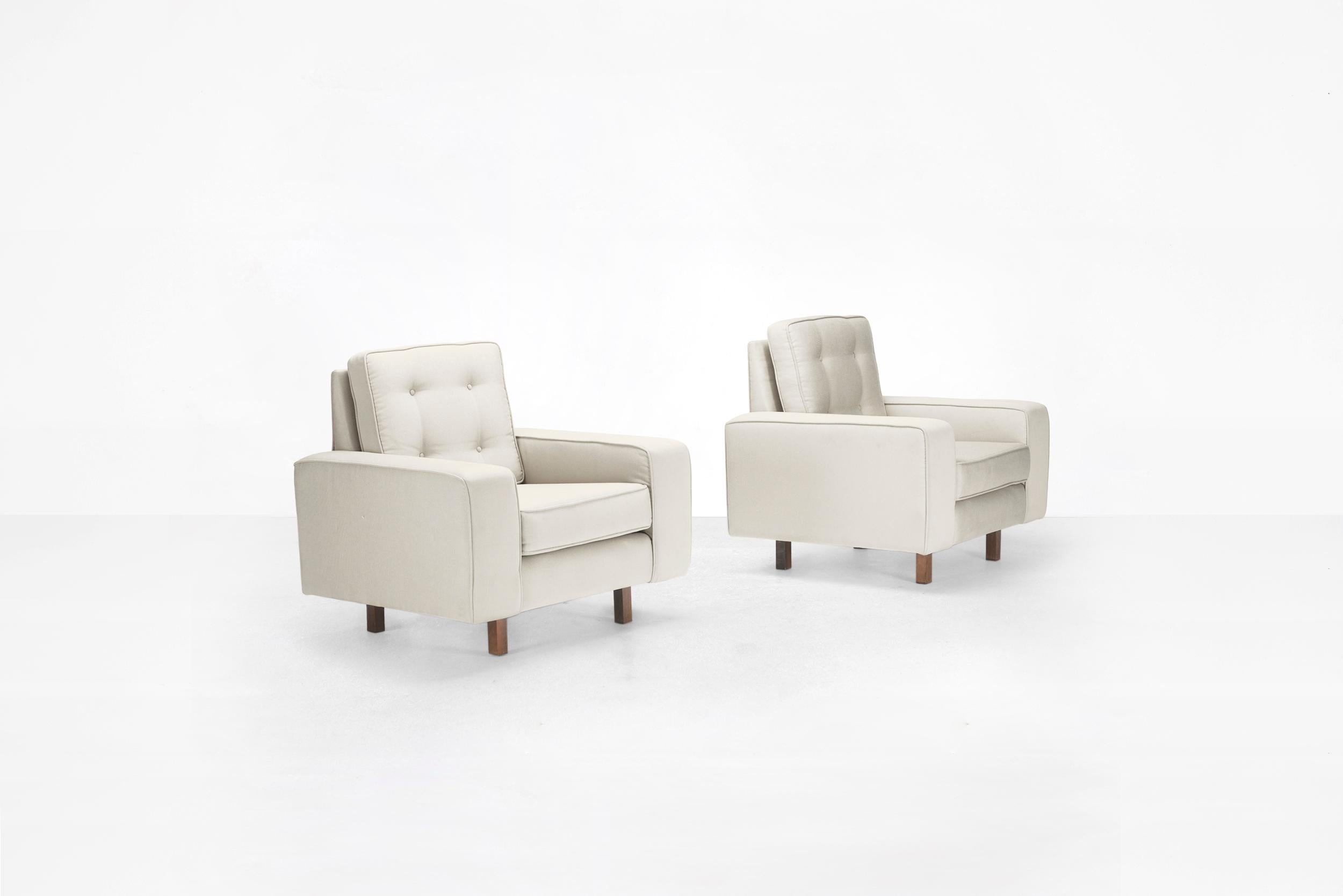 Joaquim Tenreiro 
Pair of armchairs
Manufactured by Tenreiro Moveis e Decoraçaos
Brasil, 1954
Cabreuba, upholstery
From the archives of Side Gallery, Barcelona 

Measurements
86 cm x 76 cm x 83 H cm
34 in x 30 in x 32.5 H