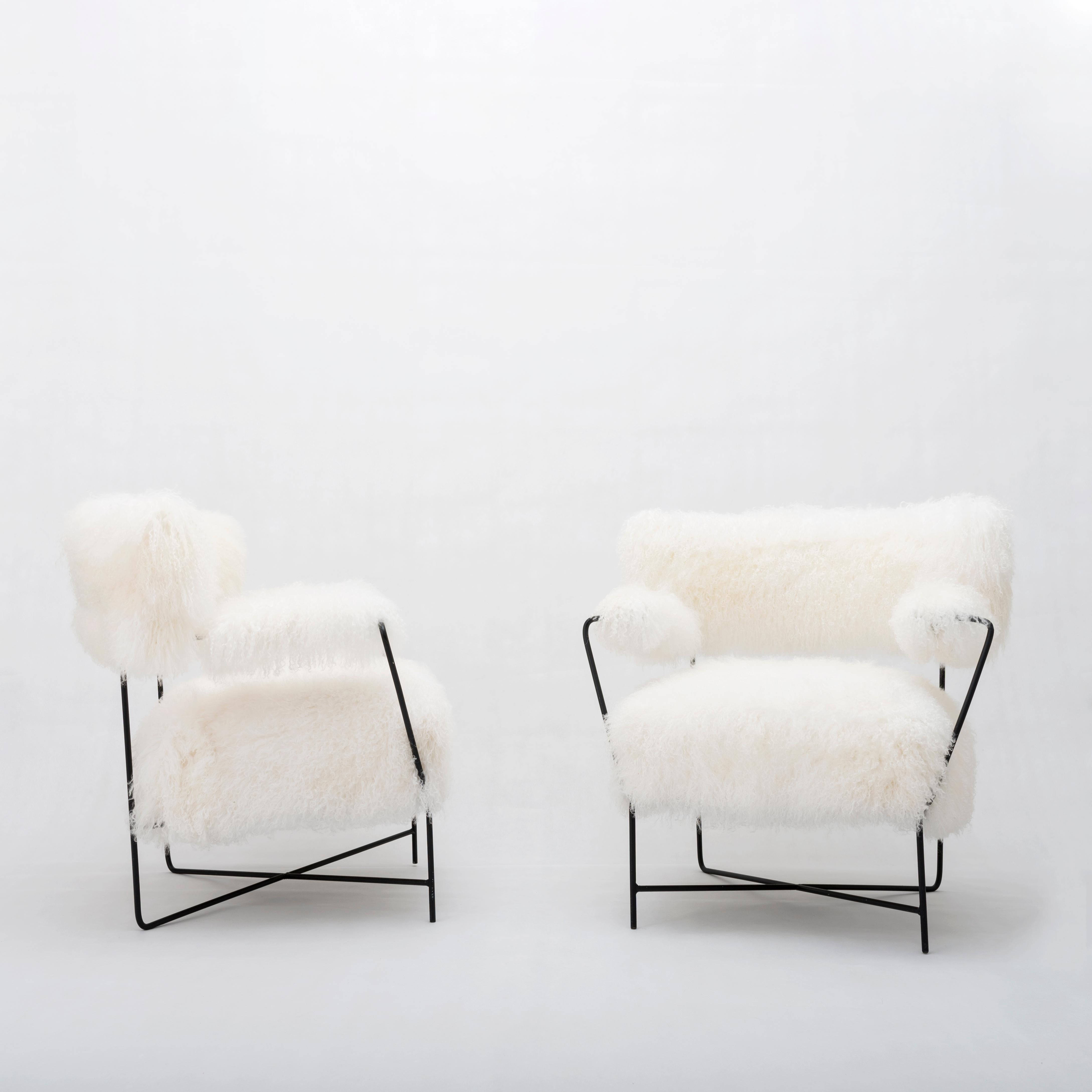 Attributed to Joaquim Tenreiro
Pair of armchairs
Upholstered in lambskin
Metal structure
Brazil, 1950s.