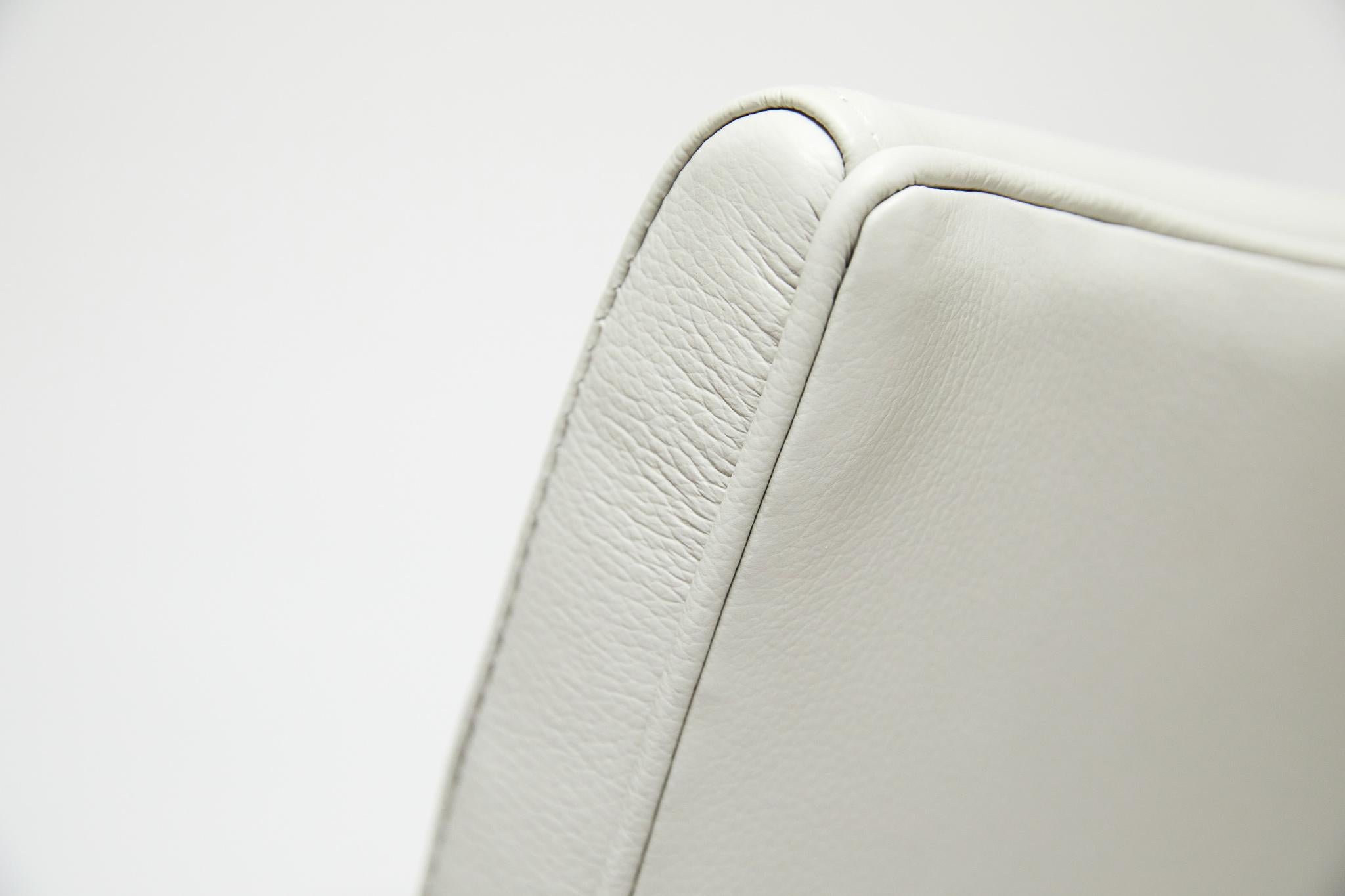 Moderne Sessel aus Hartholz und weißem Leder aus der Mitte des Jahrhunderts. Joaquim Tenreiro, Brasilien im Angebot 5