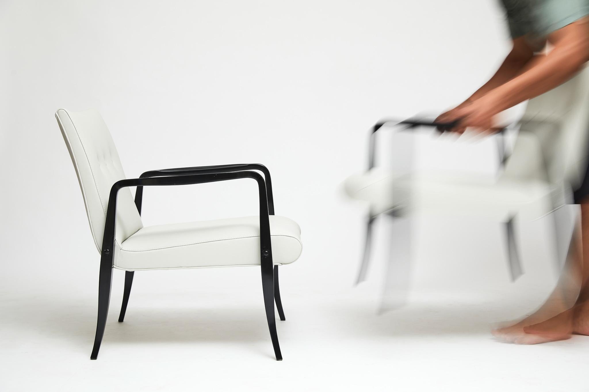 Moderne Sessel aus Hartholz und weißem Leder aus der Mitte des Jahrhunderts. Joaquim Tenreiro, Brasilien (Ebonisiert) im Angebot
