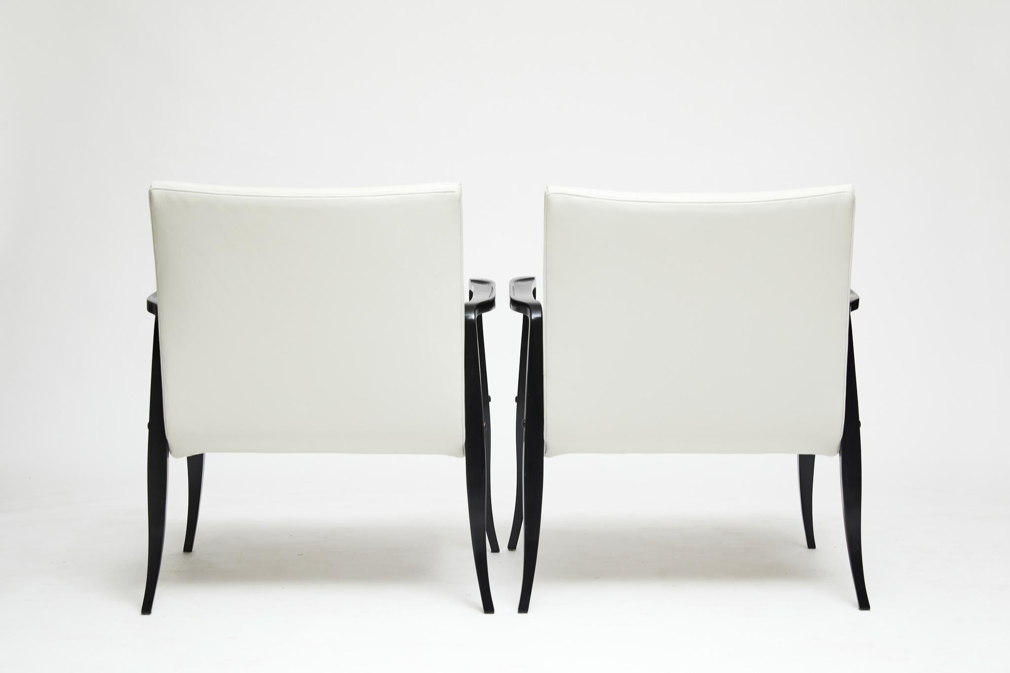 Moderne Sessel aus Hartholz und weißem Leder aus der Mitte des Jahrhunderts. Joaquim Tenreiro, Brasilien im Zustand „Gut“ im Angebot in New York, NY