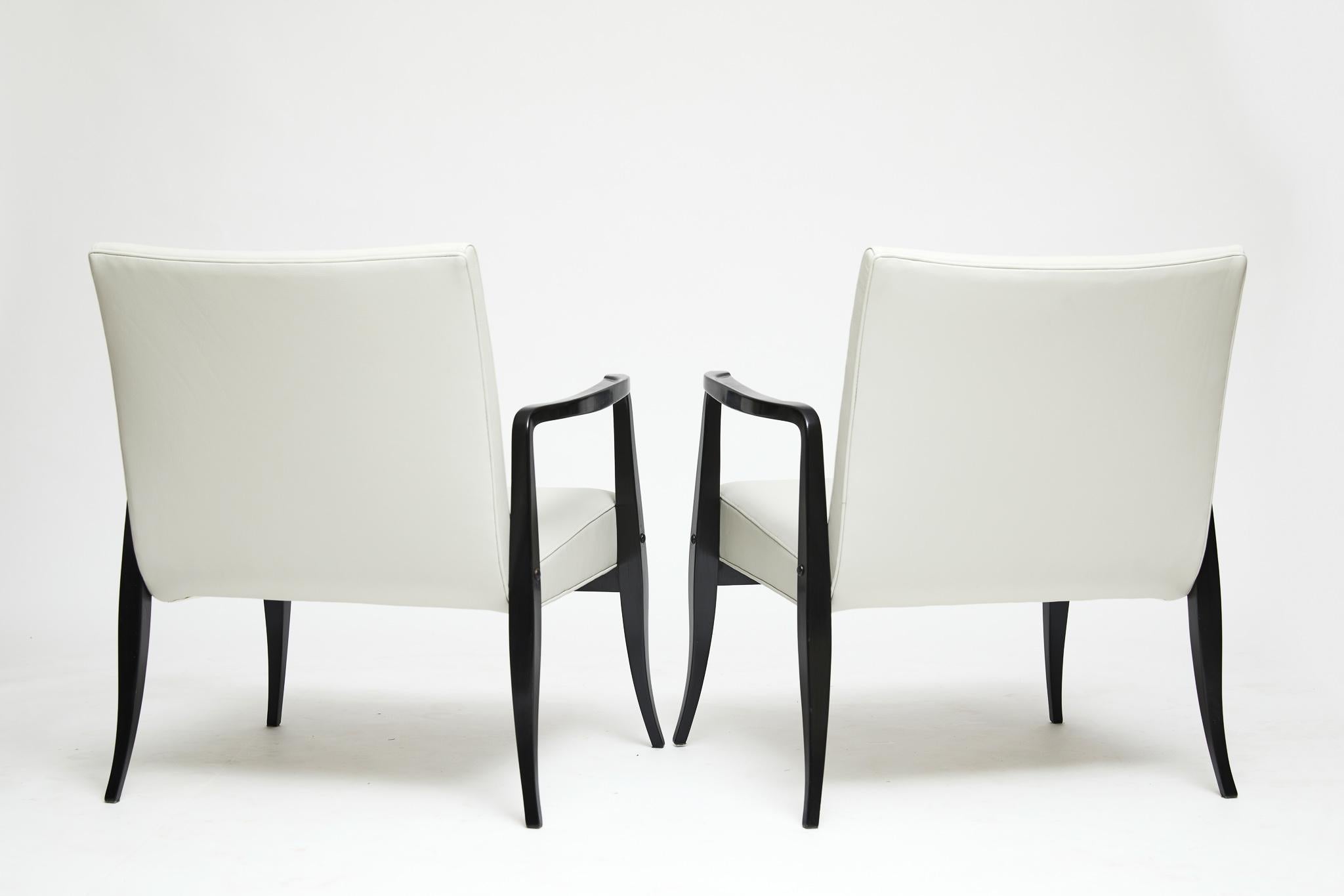 Moderne Sessel aus Hartholz und weißem Leder aus der Mitte des Jahrhunderts. Joaquim Tenreiro, Brasilien (Mitte des 20. Jahrhunderts) im Angebot