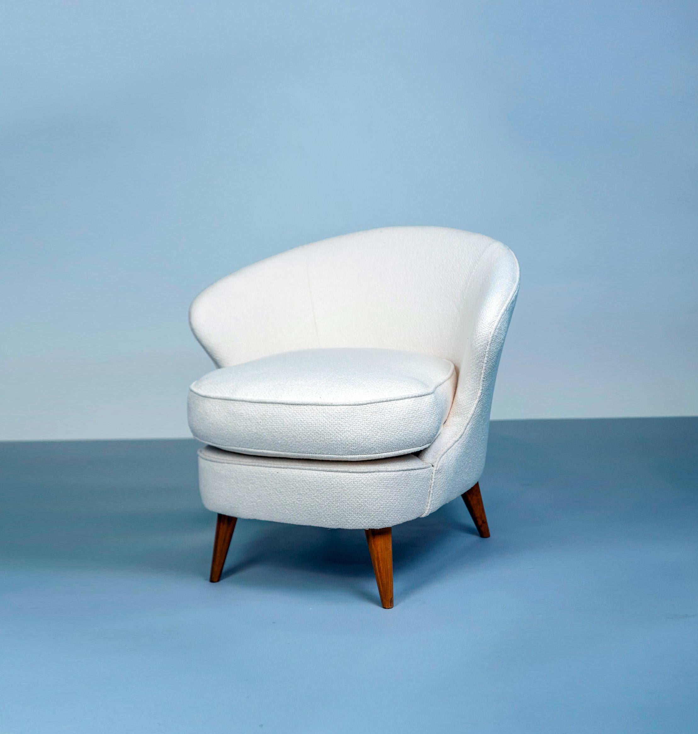 Brésilien Joaquim Tenreiro, Paire de fauteuils « Concha », bois massif et tissu, vers 1955 en vente