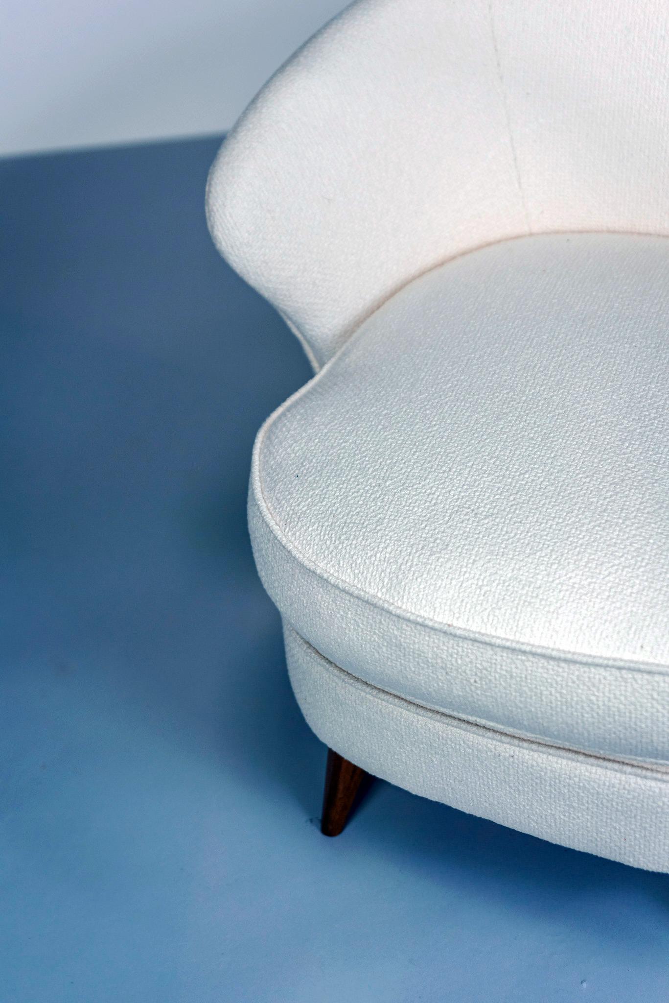 Fait main Joaquim Tenreiro, Paire de fauteuils « Concha », bois massif et tissu, vers 1955 en vente