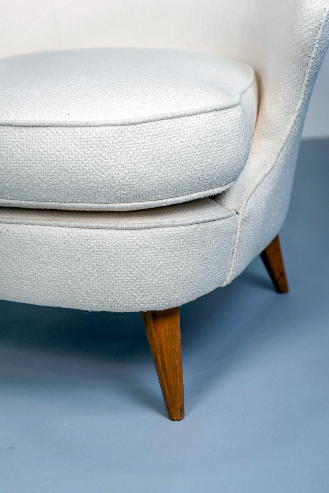 Joaquim Tenreiro, Paire de fauteuils « Concha », bois massif et tissu, vers 1955 Bon état - En vente à PARIS, FR