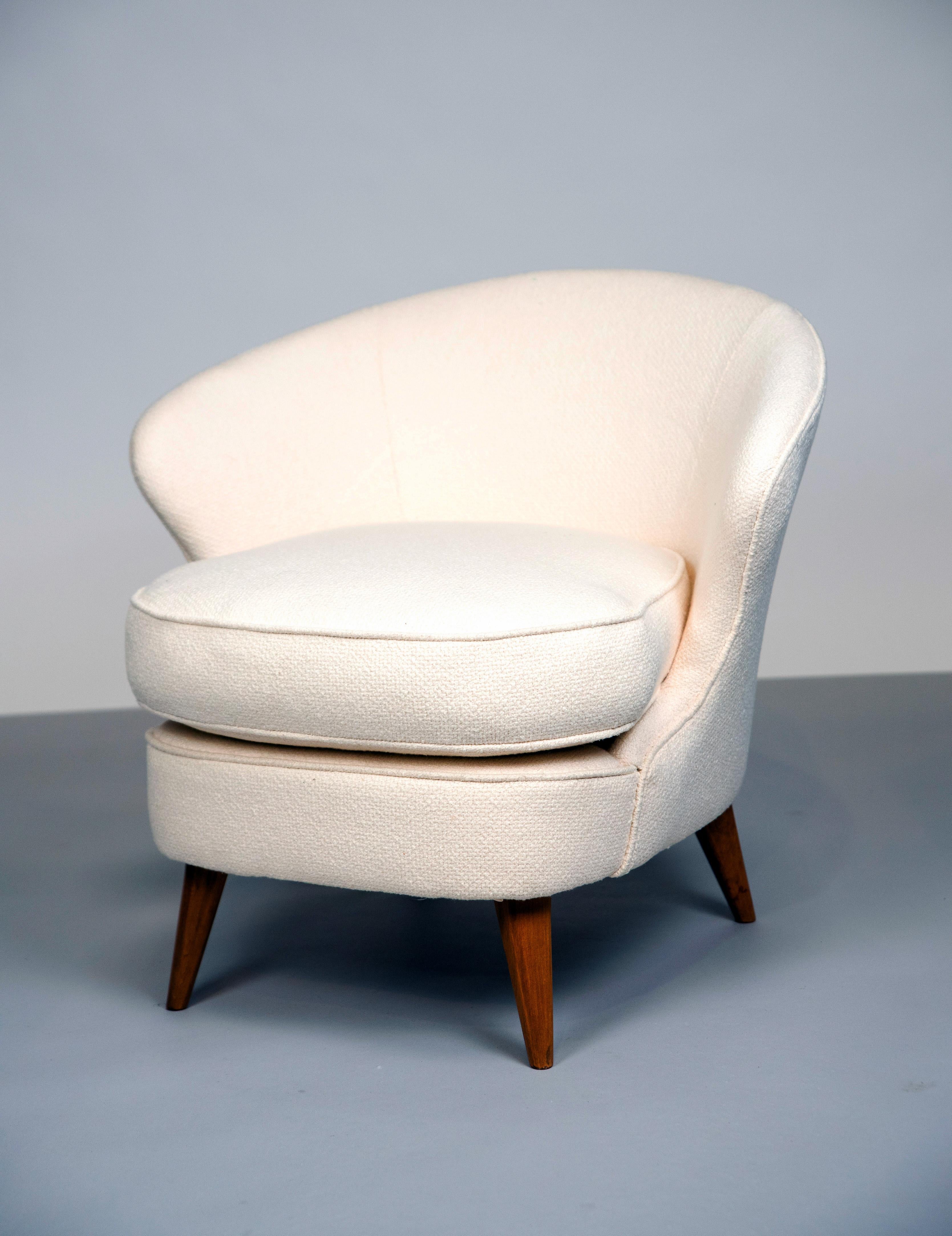20ième siècle Joaquim Tenreiro, Paire de fauteuils « Concha », bois massif et tissu, vers 1955 en vente