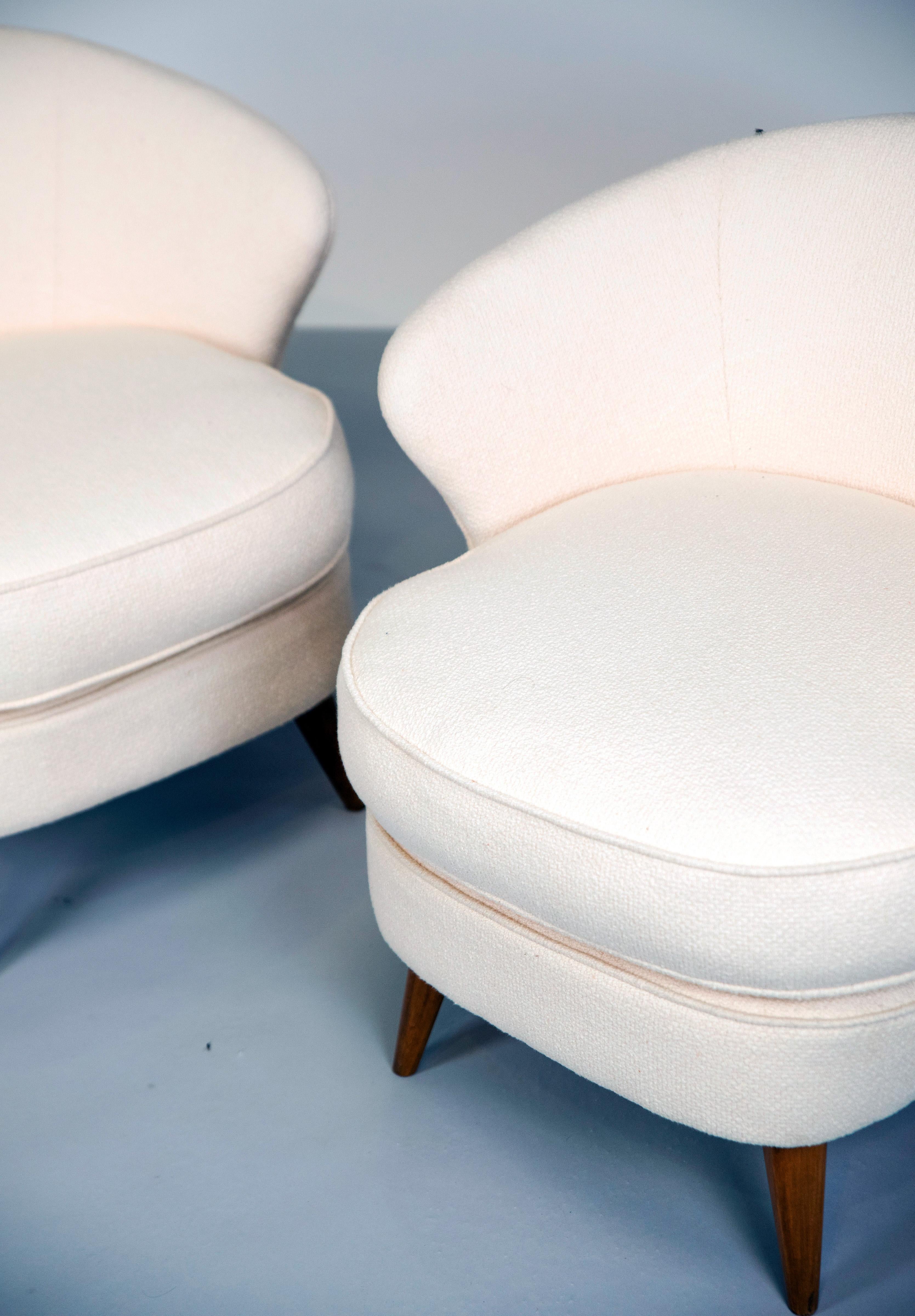 Tissu d'ameublement Joaquim Tenreiro, Paire de fauteuils « Concha », bois massif et tissu, vers 1955 en vente