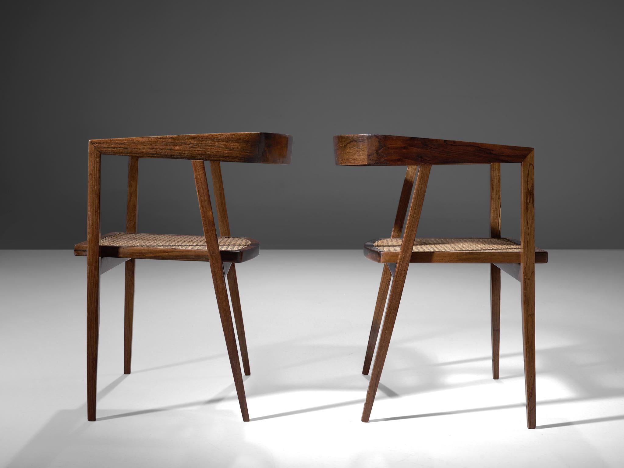 Joaquim Tenreiro, Paar Sessel, Palisander, Schilfrohr, Brasilien, um 1960.

Ein außergewöhnliches Paar Beistellstühle, entworfen von dem brasilianischen Meisterdesigner und Holzarbeiter Joaquim Tenreiro. Die Esszimmerstühle zeichnen sich durch