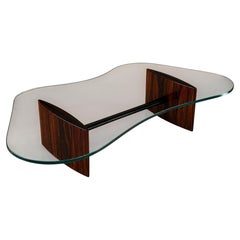 Table basse en palissandre et cristal de Joaquim Tenreiro - forme organique, Brésil, années 1960