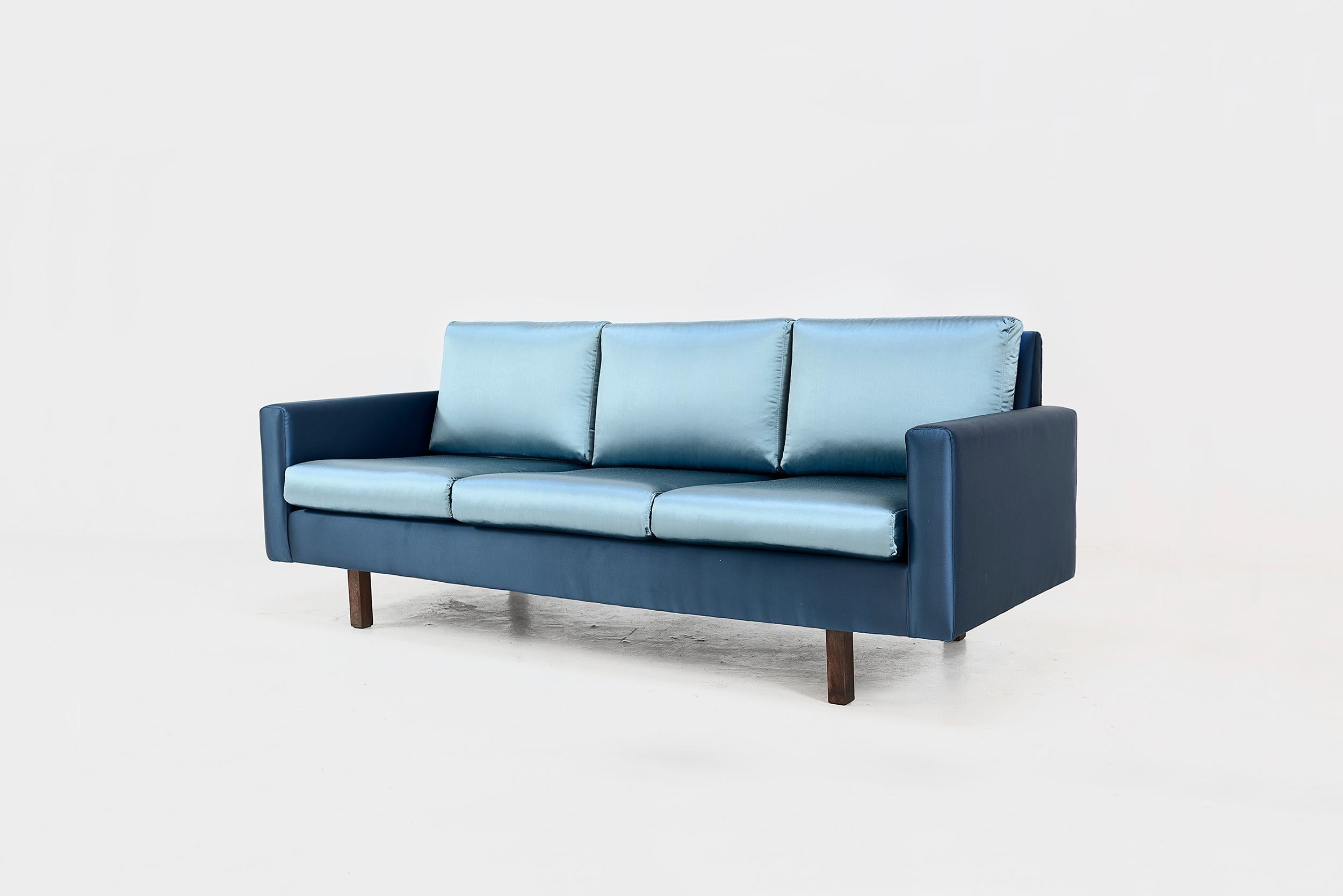 Joaquim Tenreiro
Canapé trois places
Fabriqué par Tenreiro Moveis e Decoraçaos
Brésil, 1954
Jacaranda, tissu d'ameublement
Archives de la Side Gallery, Barcelone.

Mesures :
200 cm x 77 cm x 74 H cm (hauteur d'assise de 42 po)
78,75 po x