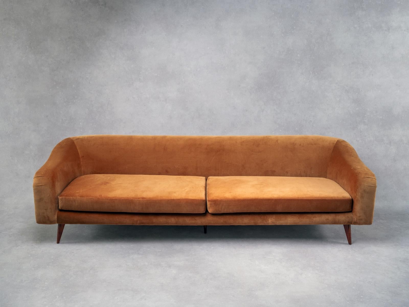 Joaquim Tenreiro
Curva Sofa
Matching Pair of Armchairs Available
Velvet, Wood
1960s
