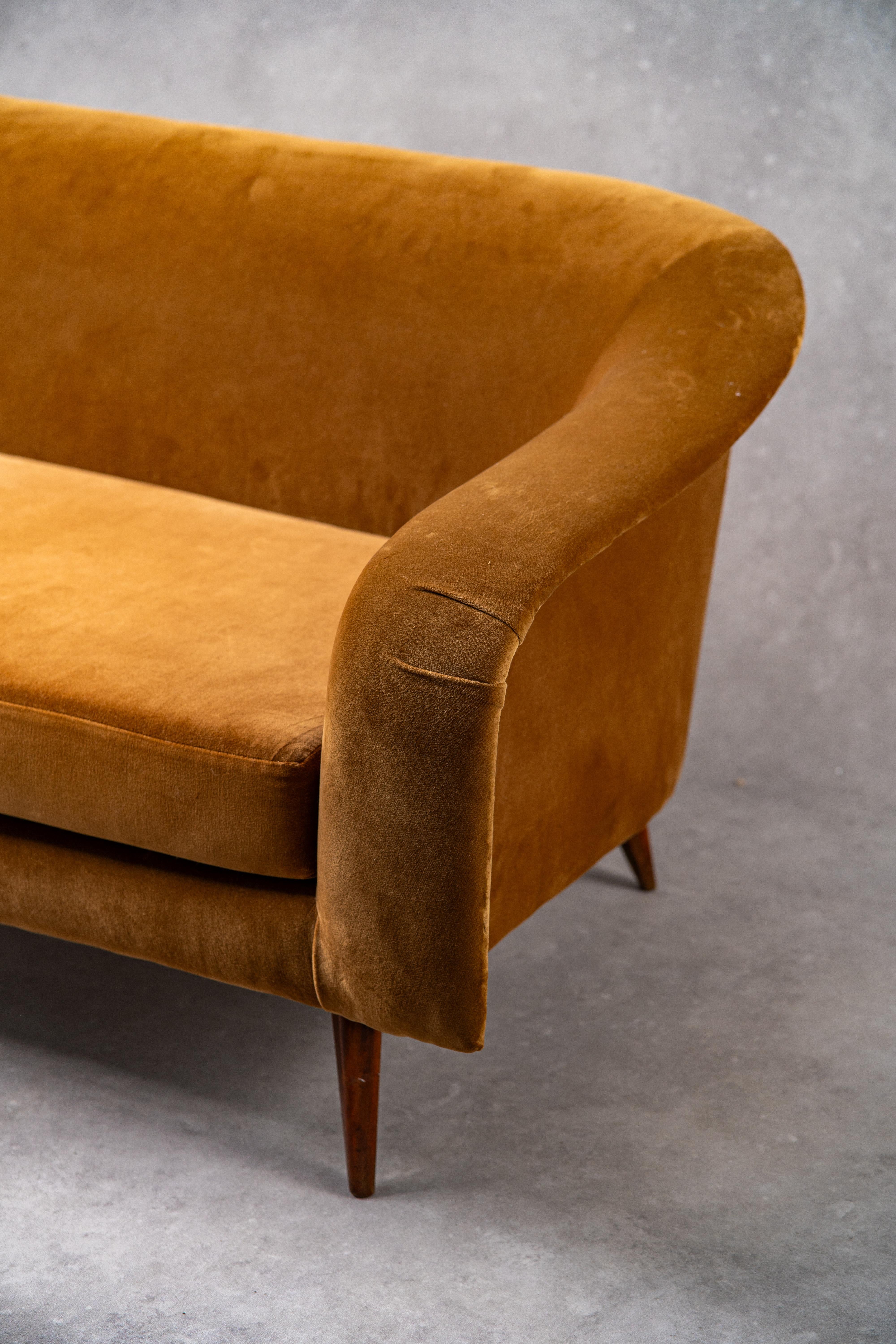 Brazilian Joaquim Tenreiro Vintage 'Curva' Sofa 1960s Brazil Velvet For Sale
