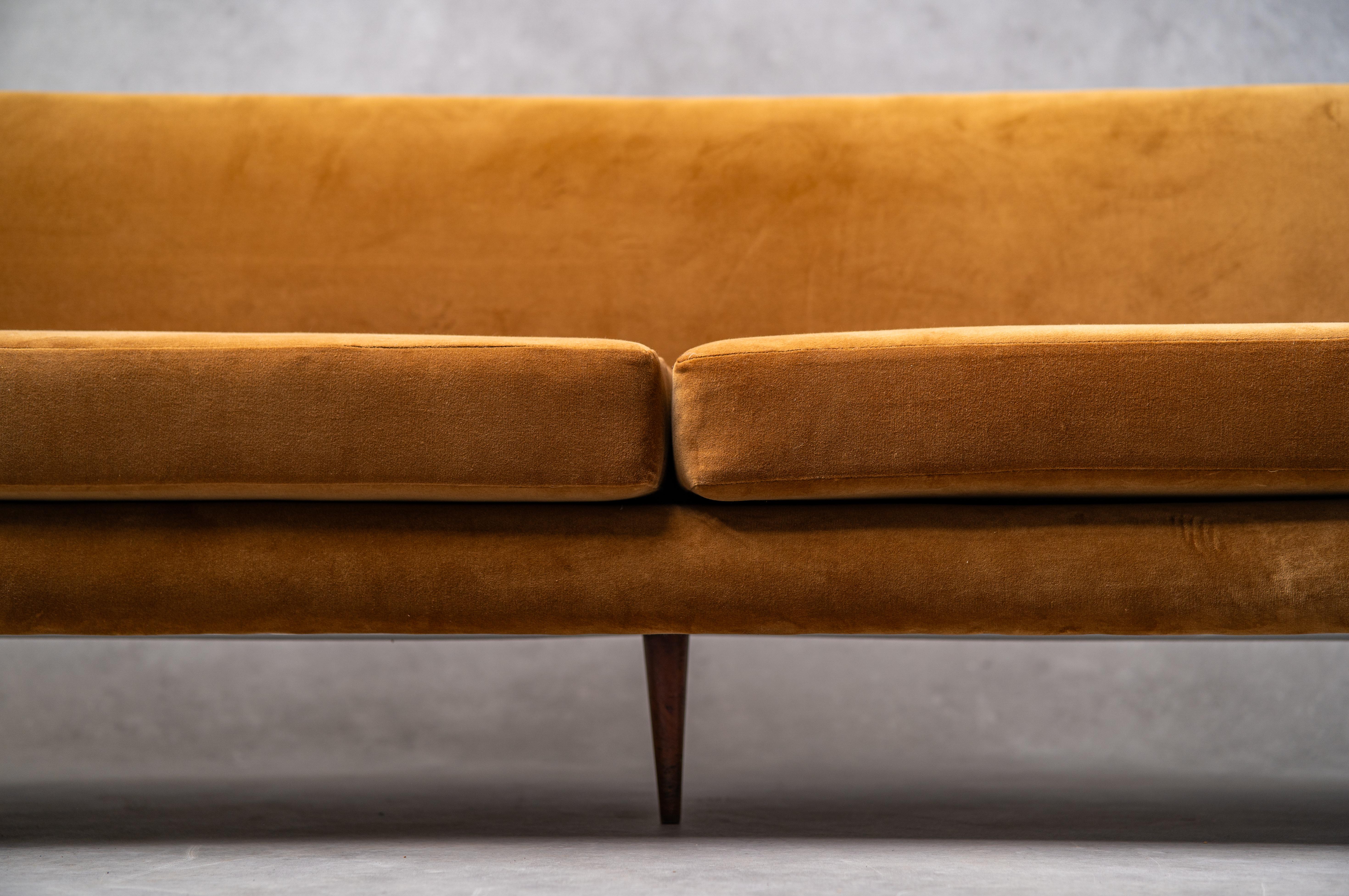 Joaquim Tenreiro Vintage 'Curva' Sofa 1960s Brazil Velvet In Good Condition For Sale In Amsterdam, NL