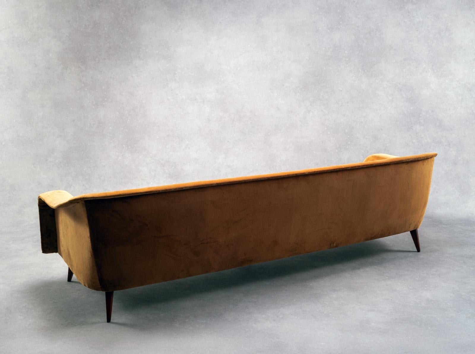 Joaquim Tenreiro Vintage 'Curva' Sofa 1960s Brazil Velvet For Sale 1