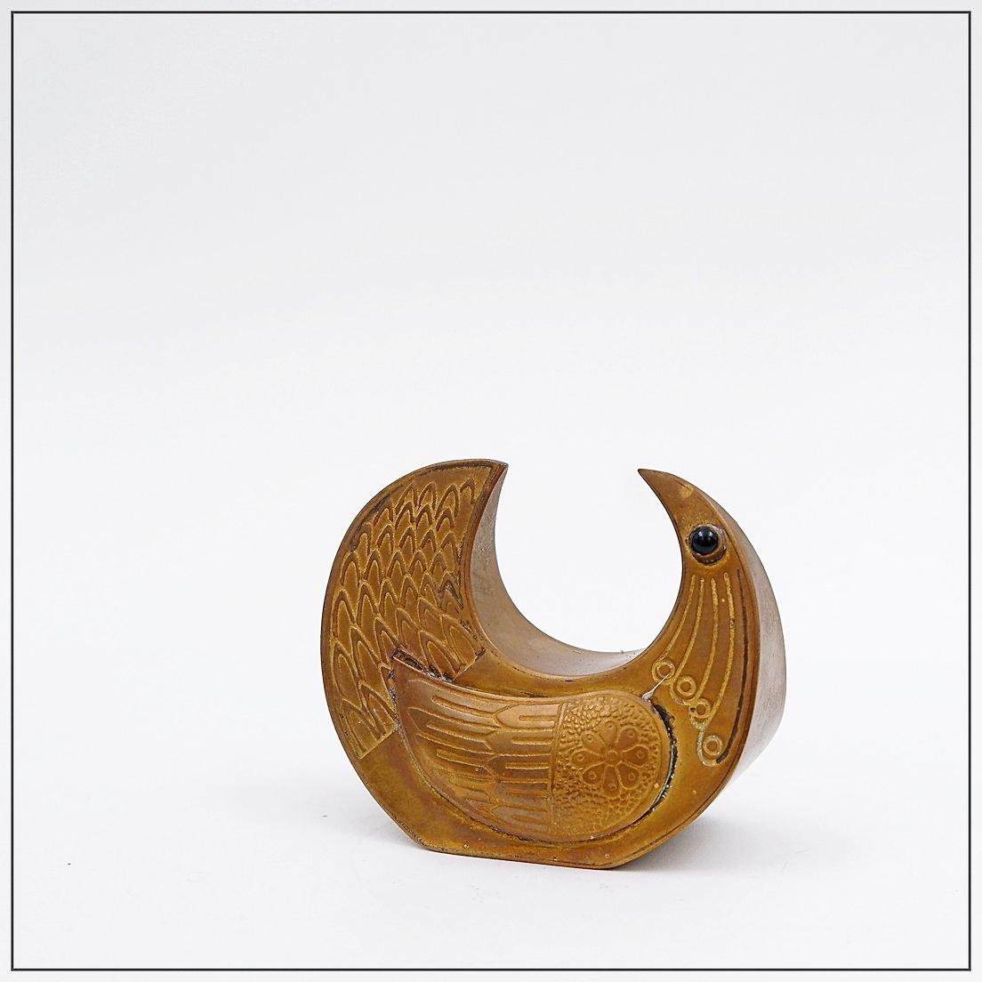Usura coerente con l'età e l'uso.
L'artigiano metallurgico ha realizzato delle sculture da tavolo a forma di uccello, fortemente influenzate dagli elementi storici del design sudamericano.
Scultura MCM a forma di uccello di Joaquin Taller Tinta
