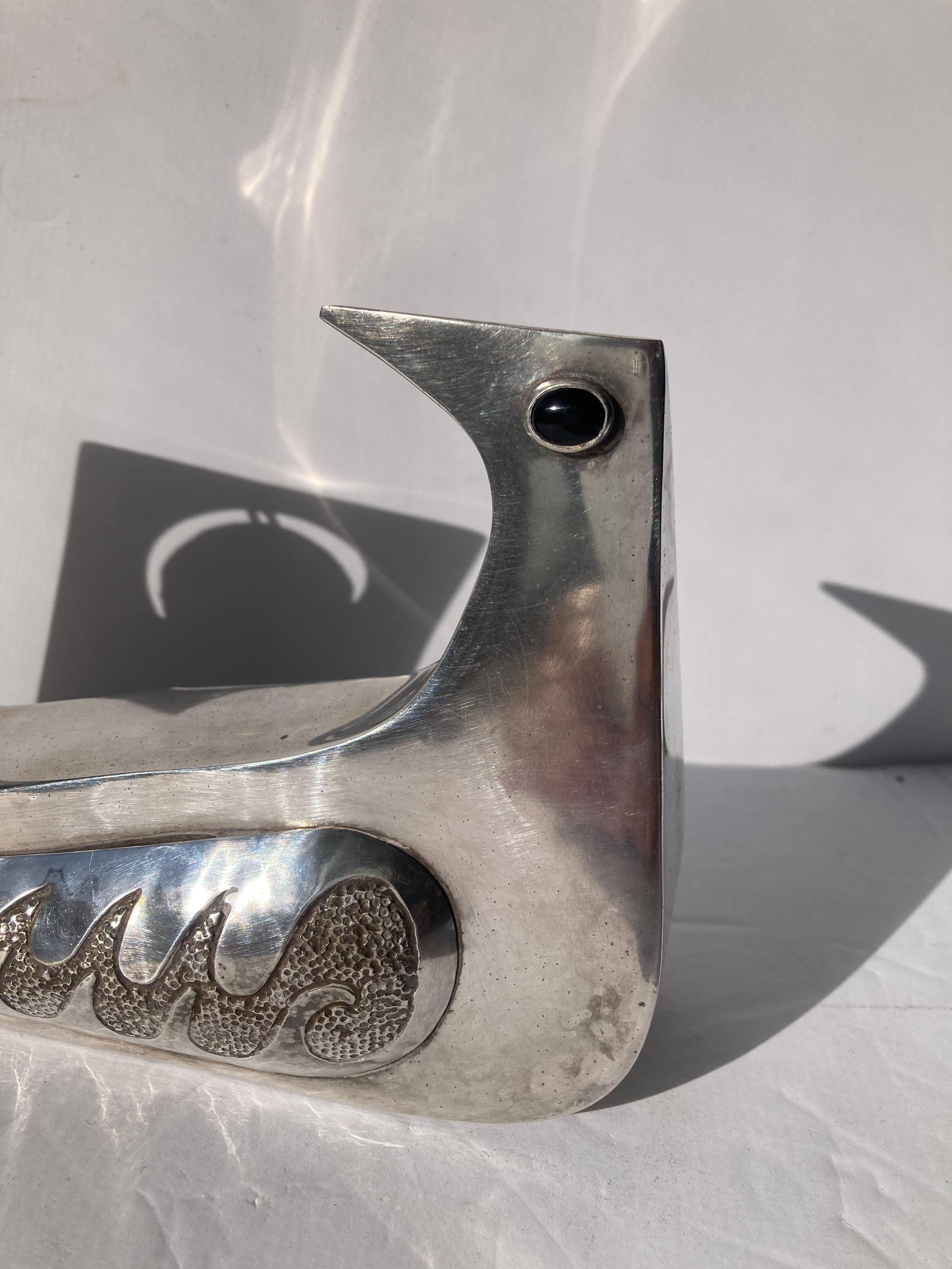 Fatto a mano Joaquin Tinta Taller Ecuador Piatto d'argento  Scultura di uccello con occhi di onice, marcata in vendita