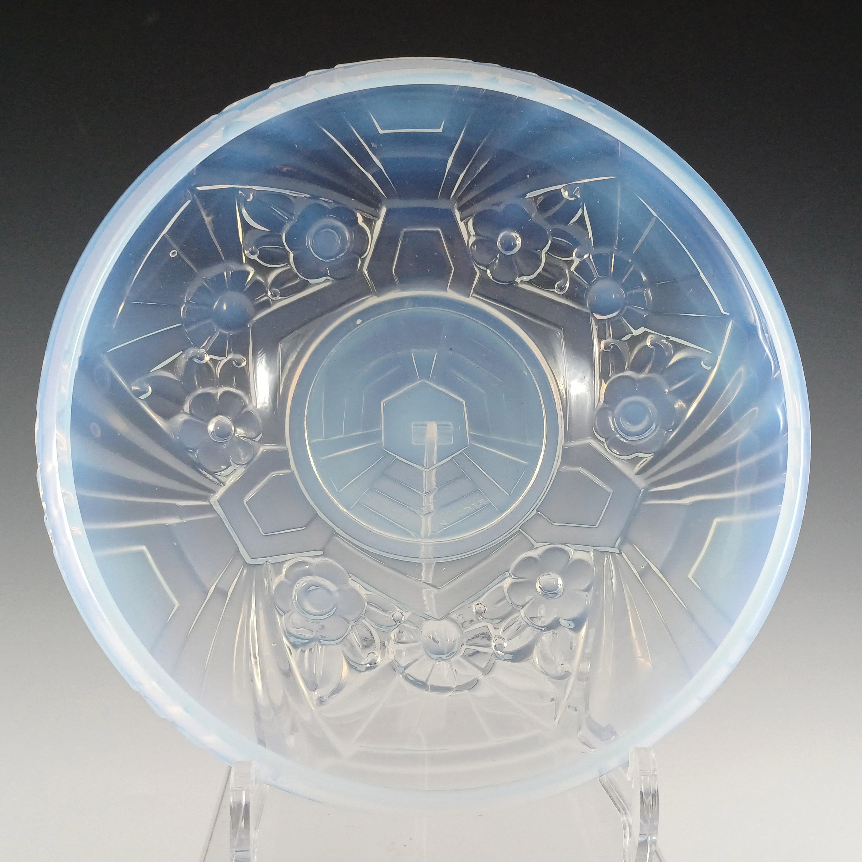 Un magnifique bol en verre art déco, réalisé en verre opalin / opalescent. Fabriqué par la société britannique Jobling dans les années 1930, il fait partie de la gamme de motifs 