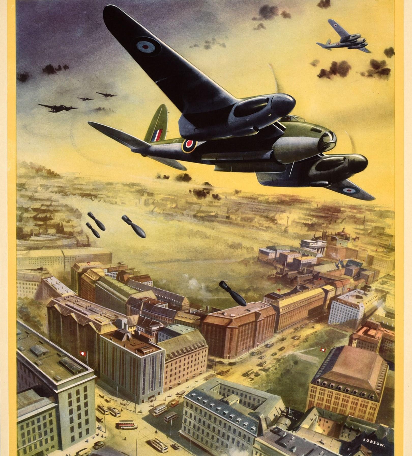 Originales Propagandaplakat des Zweiten Weltkriegs mit dem Titel R.A.F day raiders over Berlin's official quarter The Downfall of the Dictators is Assured (Der Untergang der Diktatoren ist gesichert). Das Plakat zeigt ein dynamisches Bild von