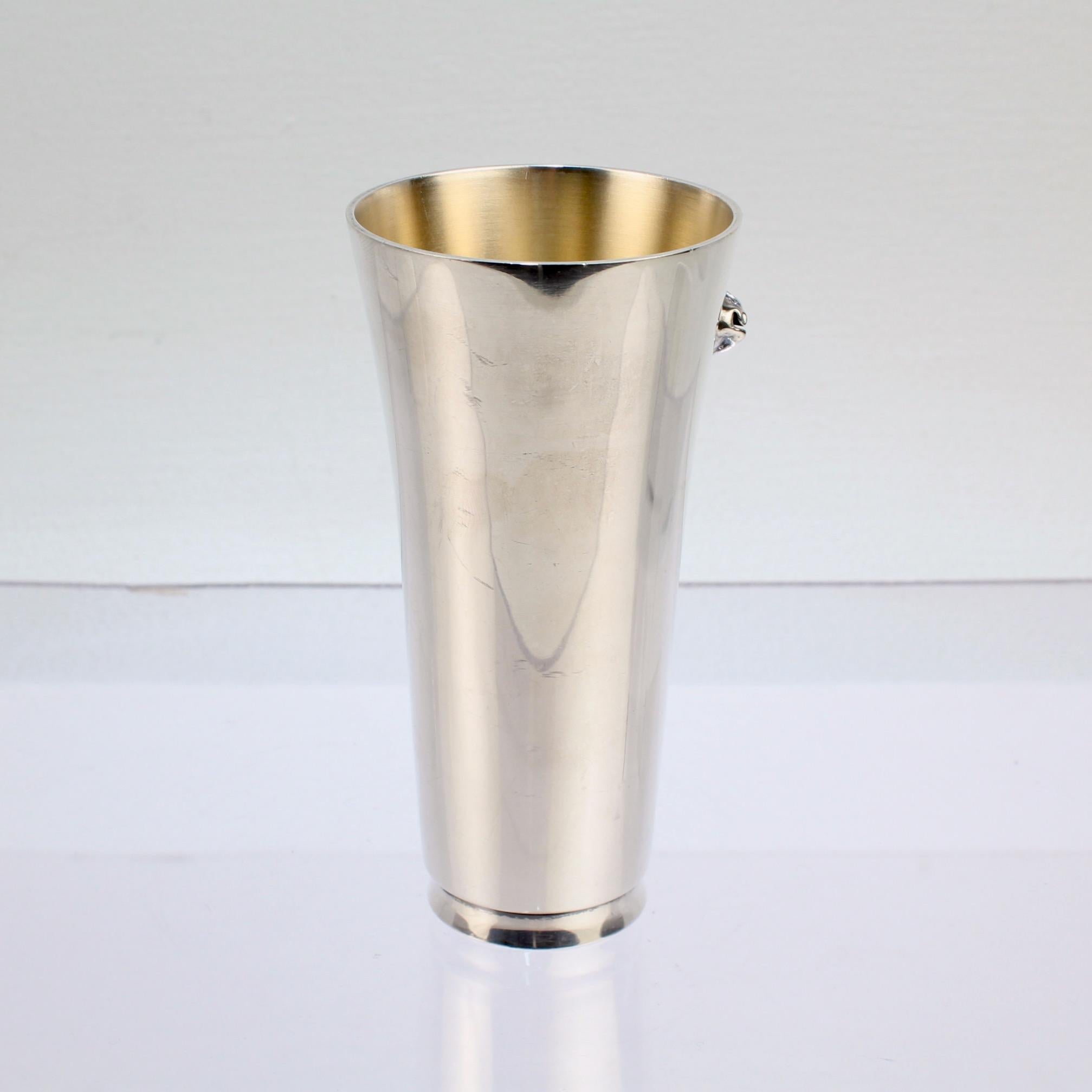 Jocelyn Burton gobelet ou tasse conique en argent sterling avec coquille de vache Unisexe en vente