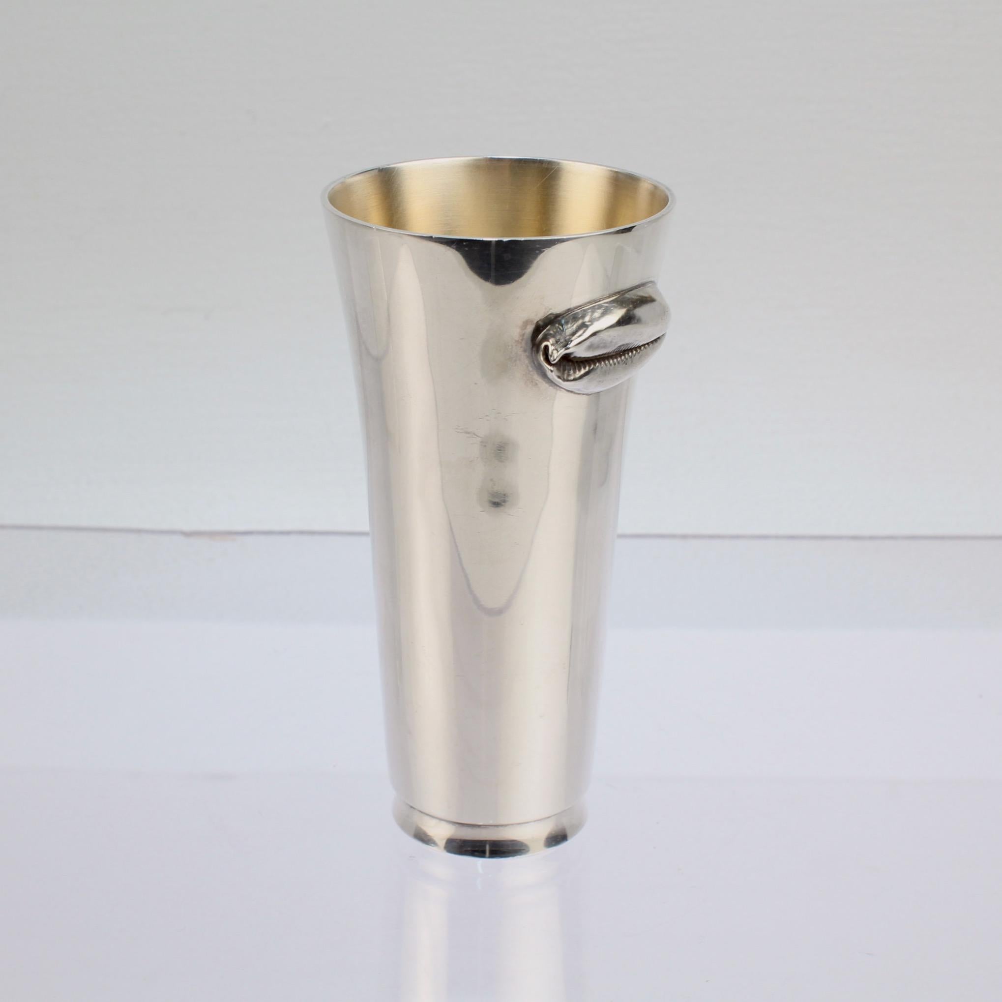 Bicchiere o tazza conica in argento sterling di Jocelyn Burton con conchiglia di Cowrie in vendita 4