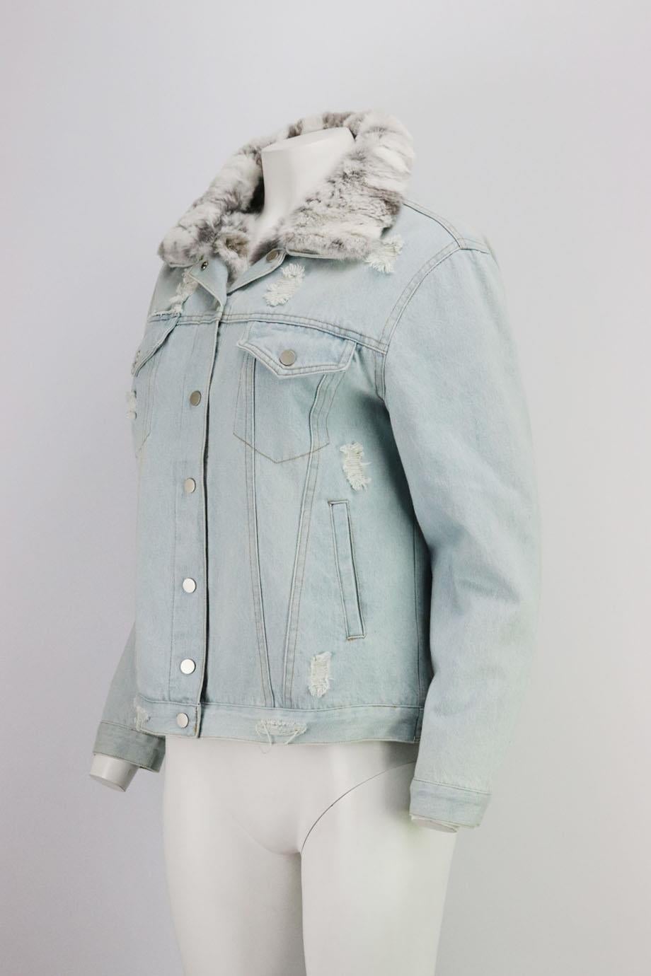 Questa giacca in denim di Jocelyn è un'ottima scelta per lo stile denim di questa stagione. È completamente foderata in pelliccia di coniglio per garantire il massimo del calore, ma è facile da sovrapporre a maglioni pesanti. Pelliccia di coniglio