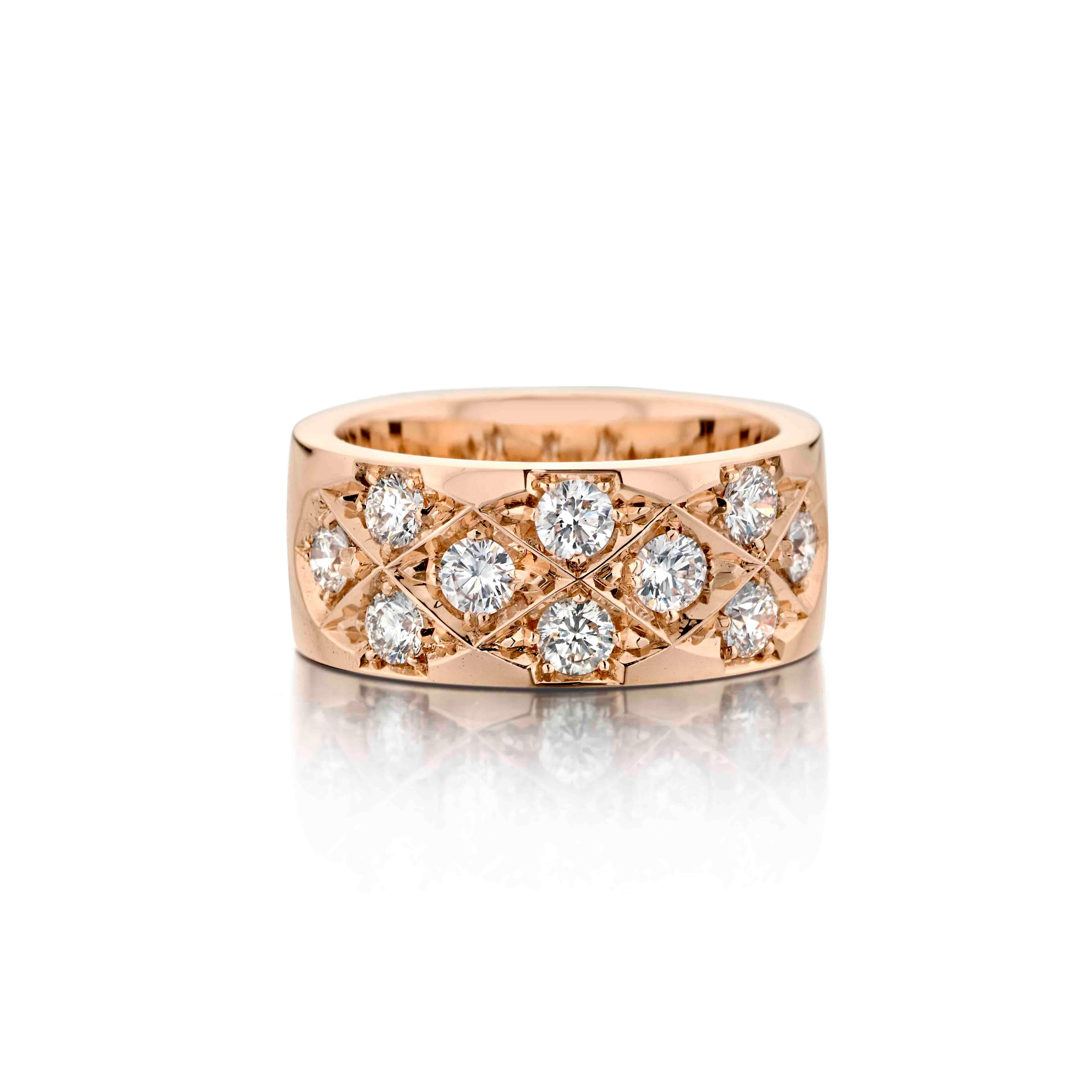 18 Karat Rose gold ring featuring Collection grade Diamonds weighing 0.6 ct.
Set in a crossed pattern featuring 10 diamonds.
