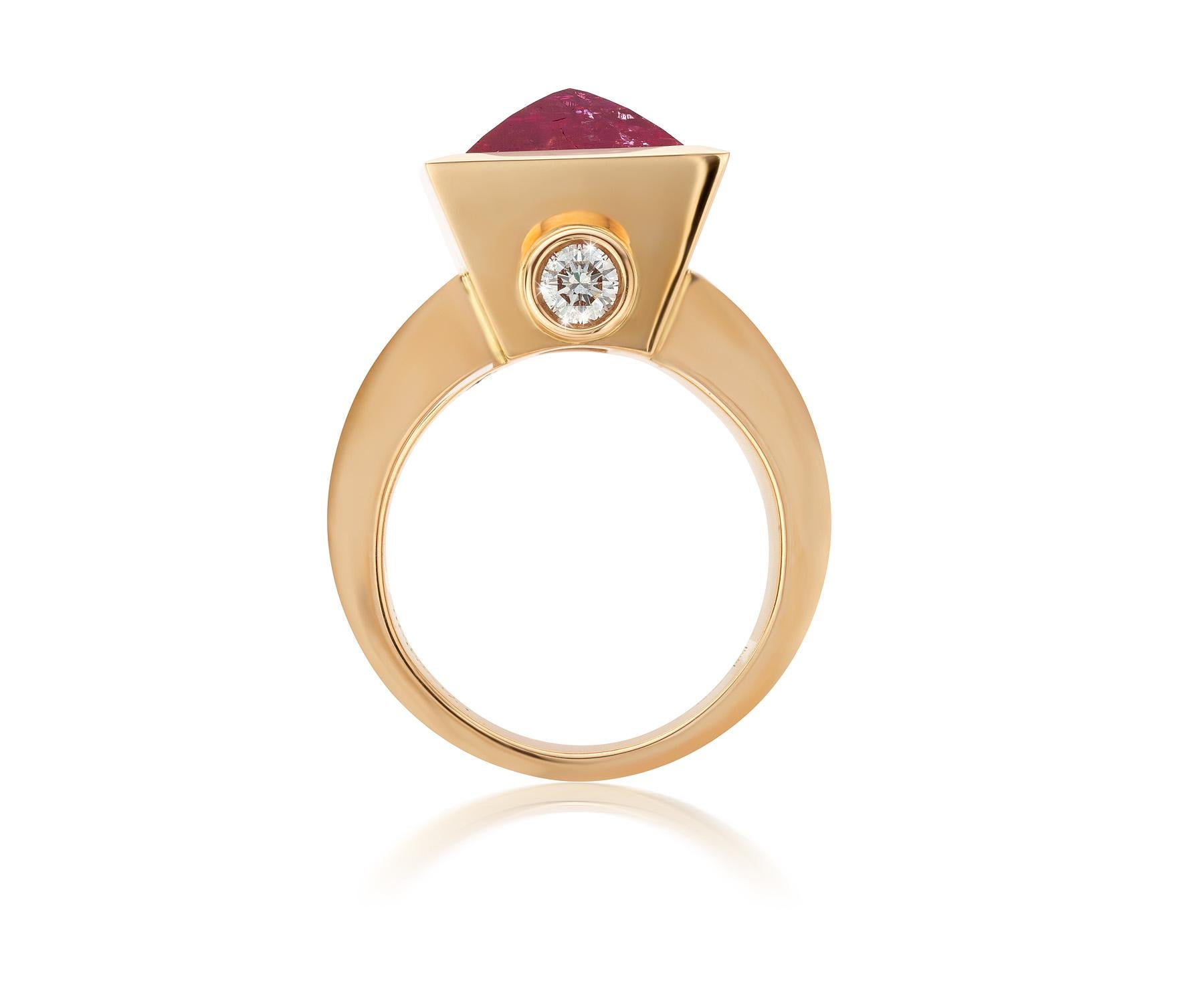 18 Karat Rose Gold Cocktail ring featuring a 14 carat Cesium rich Beryl - Pezzottaite stone.

Apex Baguette cut measuring 16.5 x 10.7mm
The Pezzottaite is supported by 2 VS1 G diamonds weighing 0,30 ct.

This ring has a bold and outstanding design