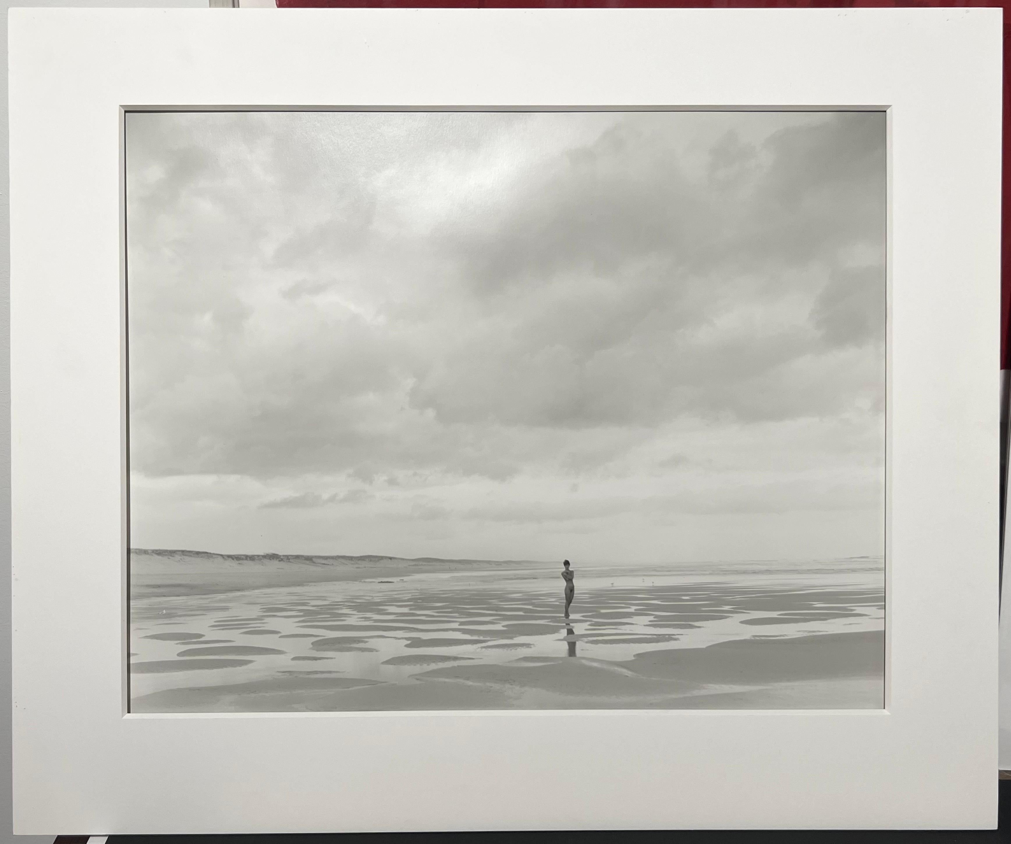 Maia, Montalivet, Frankreich (Grau), Nude Photograph, von Jock Sturges