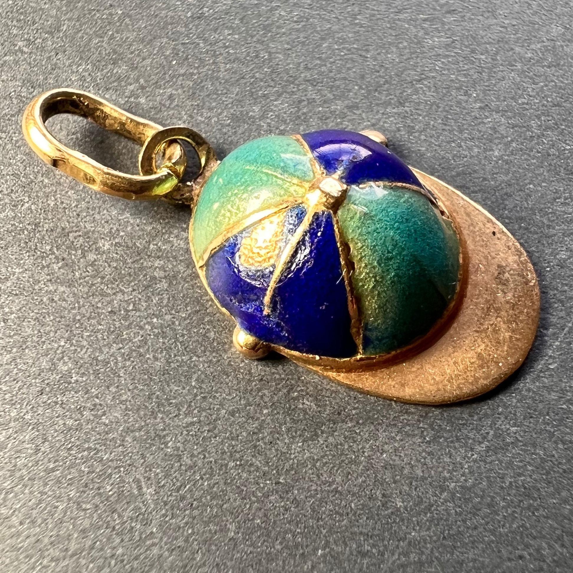 An 18 karat (18K) yellow gold charm pendant designed as a jockey hat with blue enamel detail. Stamped 750 for 18 karat gold and SA AR for Italian manufacture to the bail.
 
Dimensions: 1.8 x 1.2 x 0.5 cm (not including jump ring)
Weight: 1.44 grams

