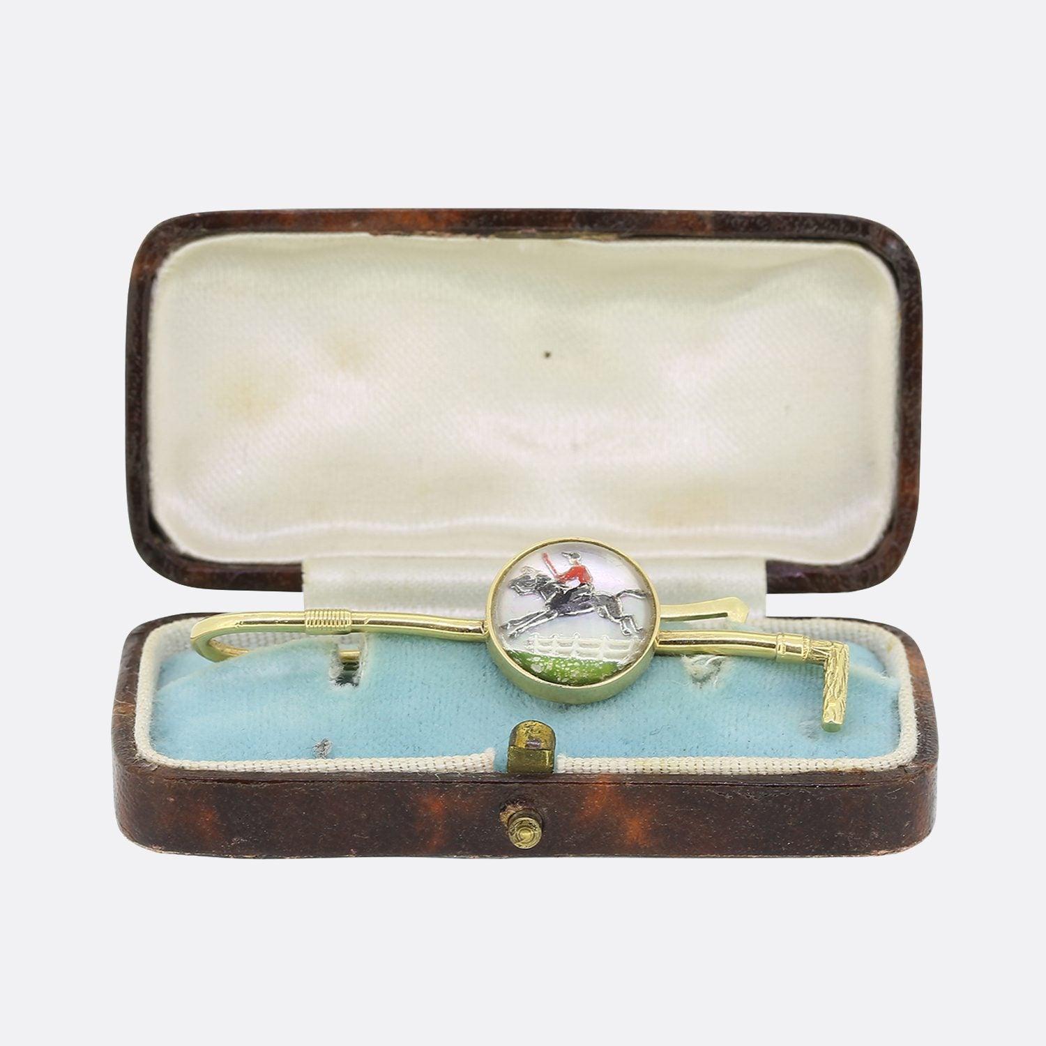 This is a 14ct yellow gold essex crystal tie clip/slide. The essex crystal is of an excellent quality depicting a jockey riding a jumping race horse.

Condition: Used (Very Good)
Weight: 7.8 grams
Dimensions: 54mm x 14mm x 12mm
Marked: '14K'
Tested
