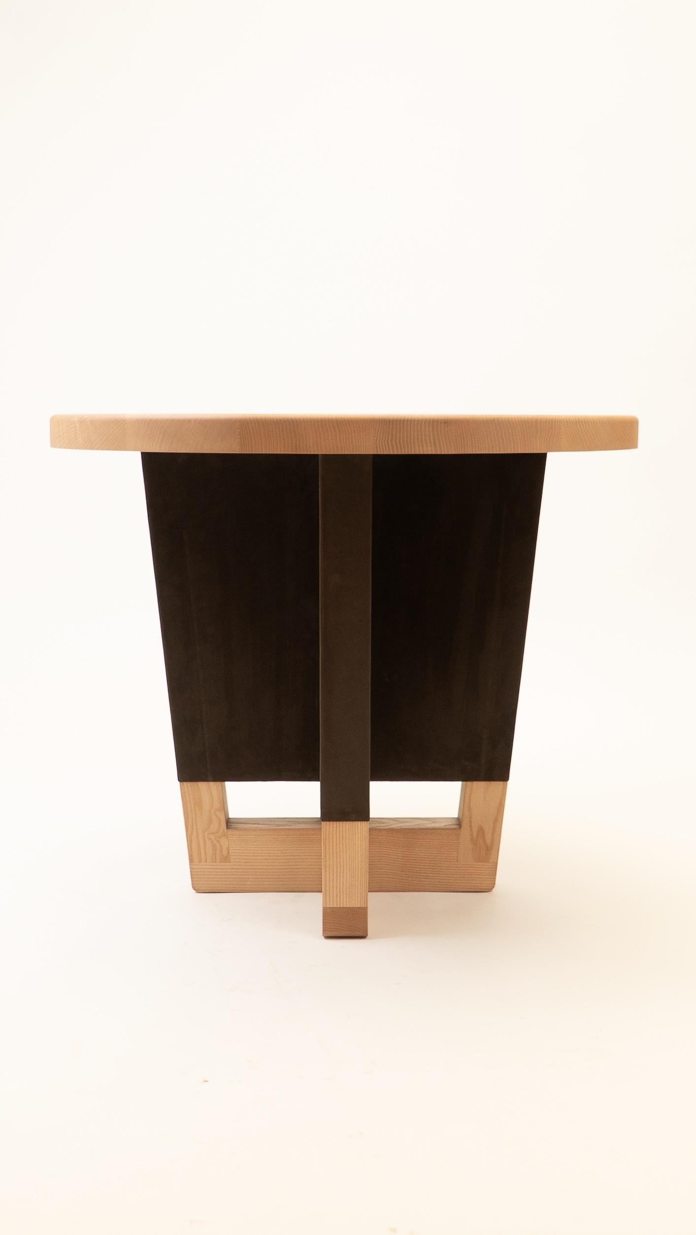 The Jodhpur pedestal table is a unique piece created in 2025. This side table combines elegance and functionality, highlighting noble materials such as ash wood and leather. The influence of traditional Jod- hpur craftsmanship blends with a