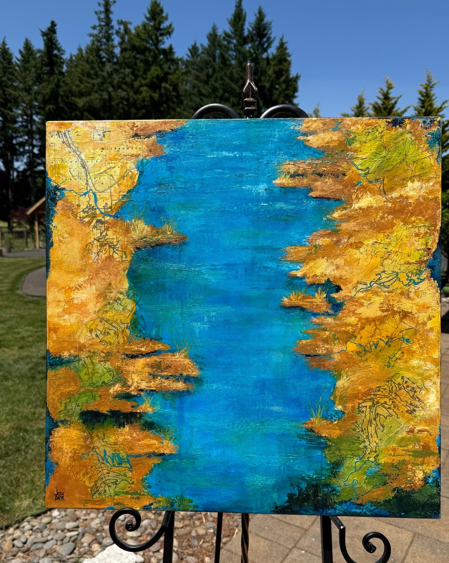 <p>Comentarios del artista<br>Los mapas topográficos, transferidos a un tejido sin ácido, fluyen por esta pieza como silenciosos ecos de aventuras pasadas. Inspiradas en las orillas de los ríos exploradas durante excursiones y acampadas, las