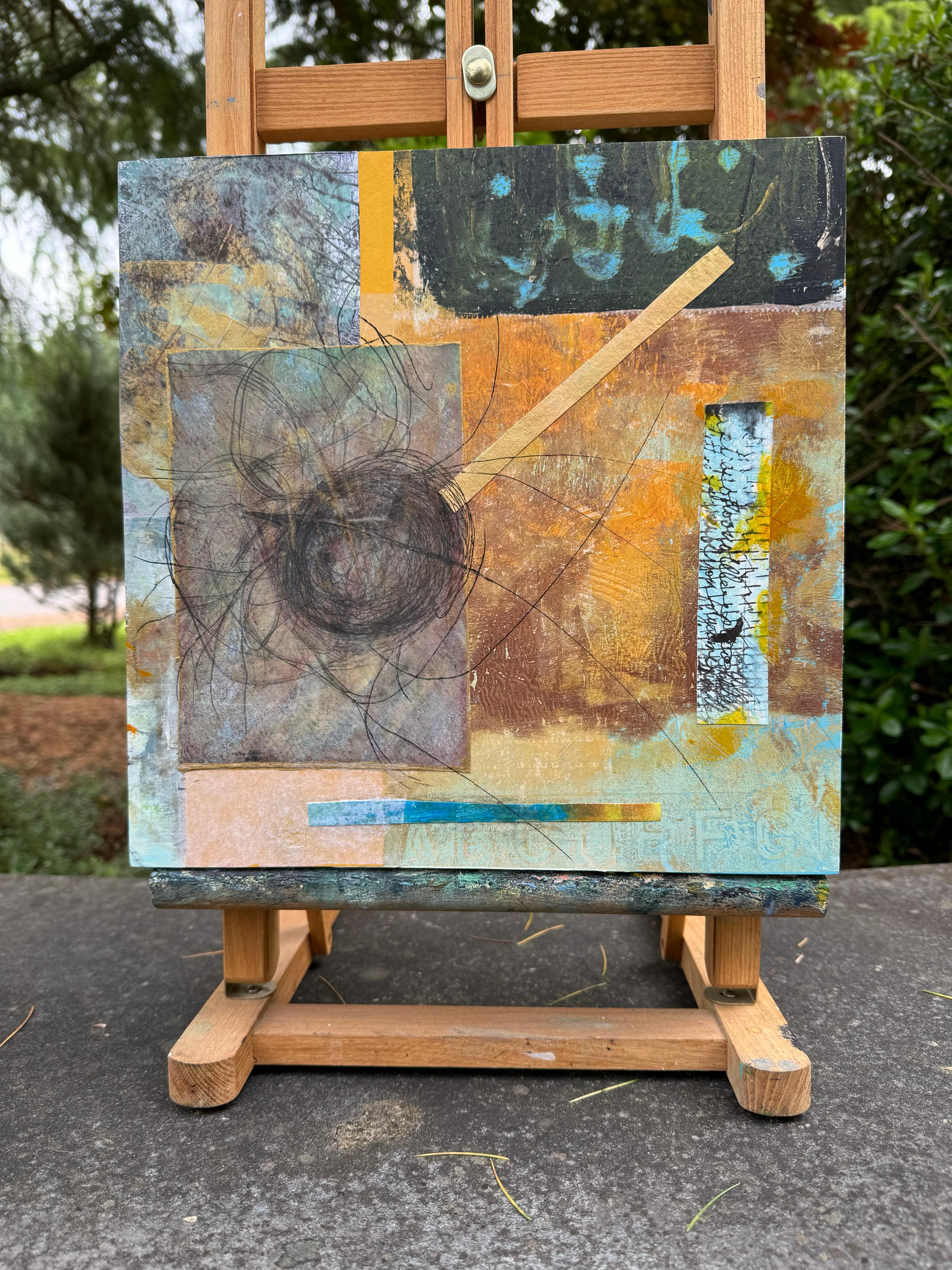 <p>Commenti dell'artista<br />L'artista Jodi Dann ha iniziato una serie di collage dopo una deliziosa scoperta nel suo giardino: un nido fatto di peli di coda di cavallo. I vari elementi astratti, le texture e i motivi catturano la meraviglia di