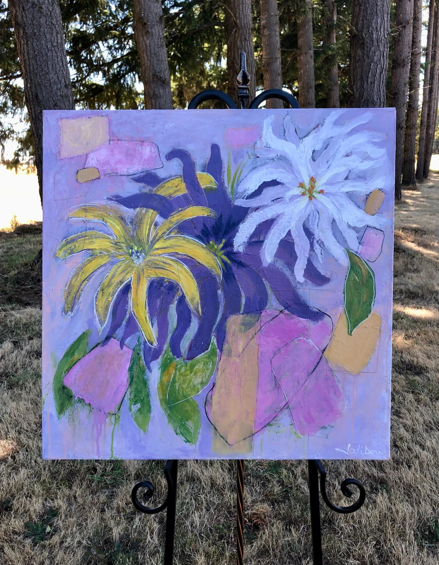 <p>Kommentare des Künstlers<br>In dem verspielten Werk der Künstlerin Jodi Dann gedeihen ausdrucksstarke Dahlien. Die gelben, violetten und weißen Blüten sprießen wunderschön vor einem abstrakten Hintergrund. 