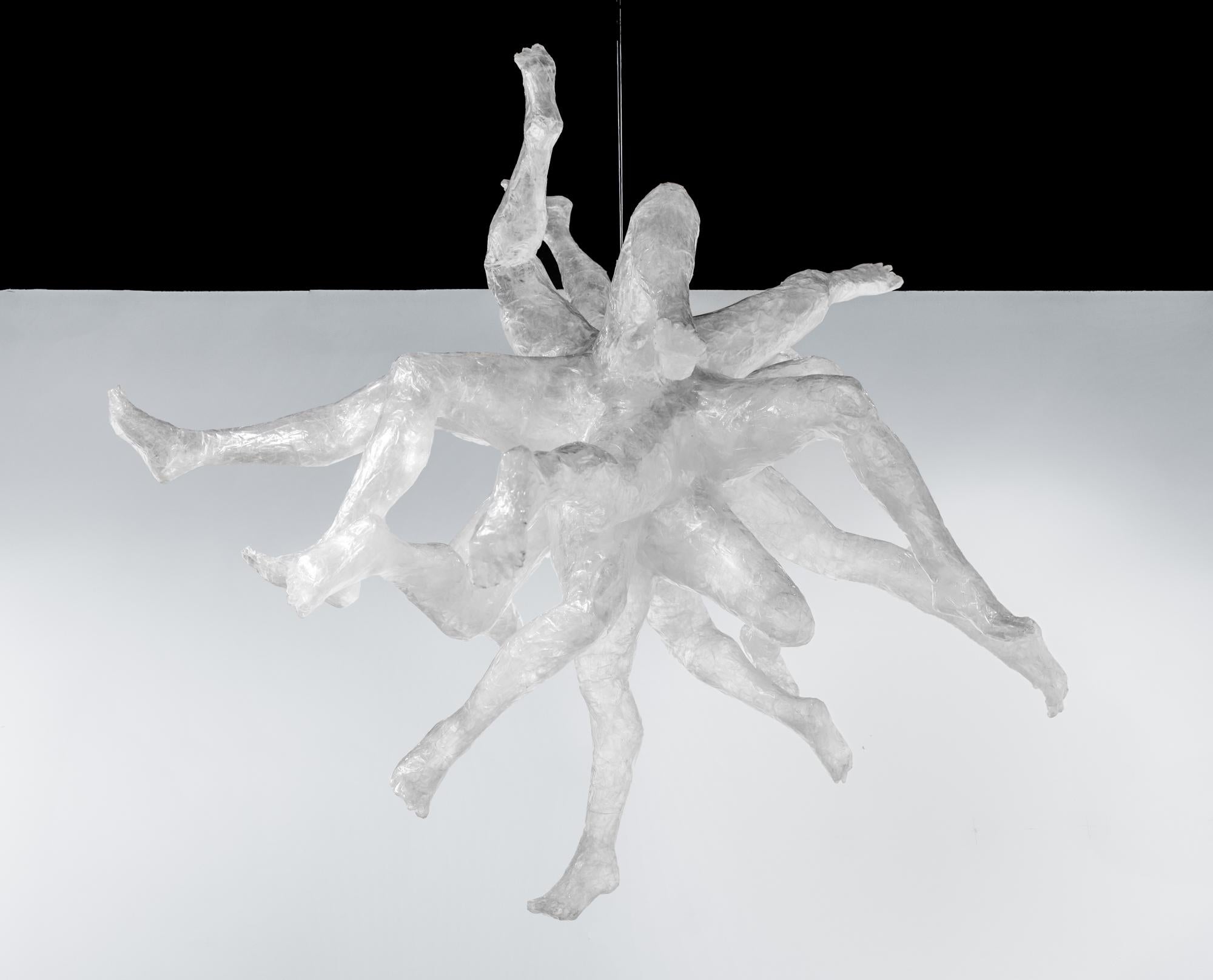 "Running Towards Fear" Sculpture figurative suspendue - Mixed Media Art de Jodi Rice